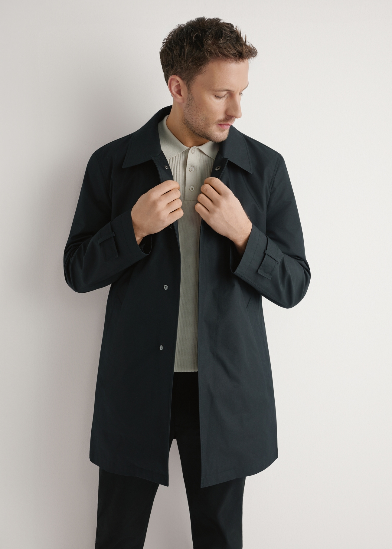 Pánska čierna zateplená bunda KURMT-0408-99(W26), pohľad na modelku spredu. Viditeľná polovičná silueta.