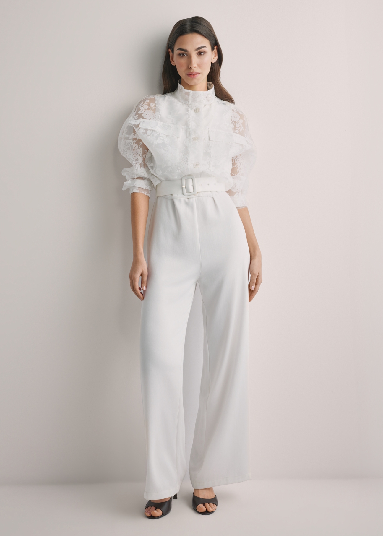 Dámska biela čipkovaná košeľa KURDT-0637-0A(W26), pohľad spredu na produkt na modelke. Viditeľné celé telo.