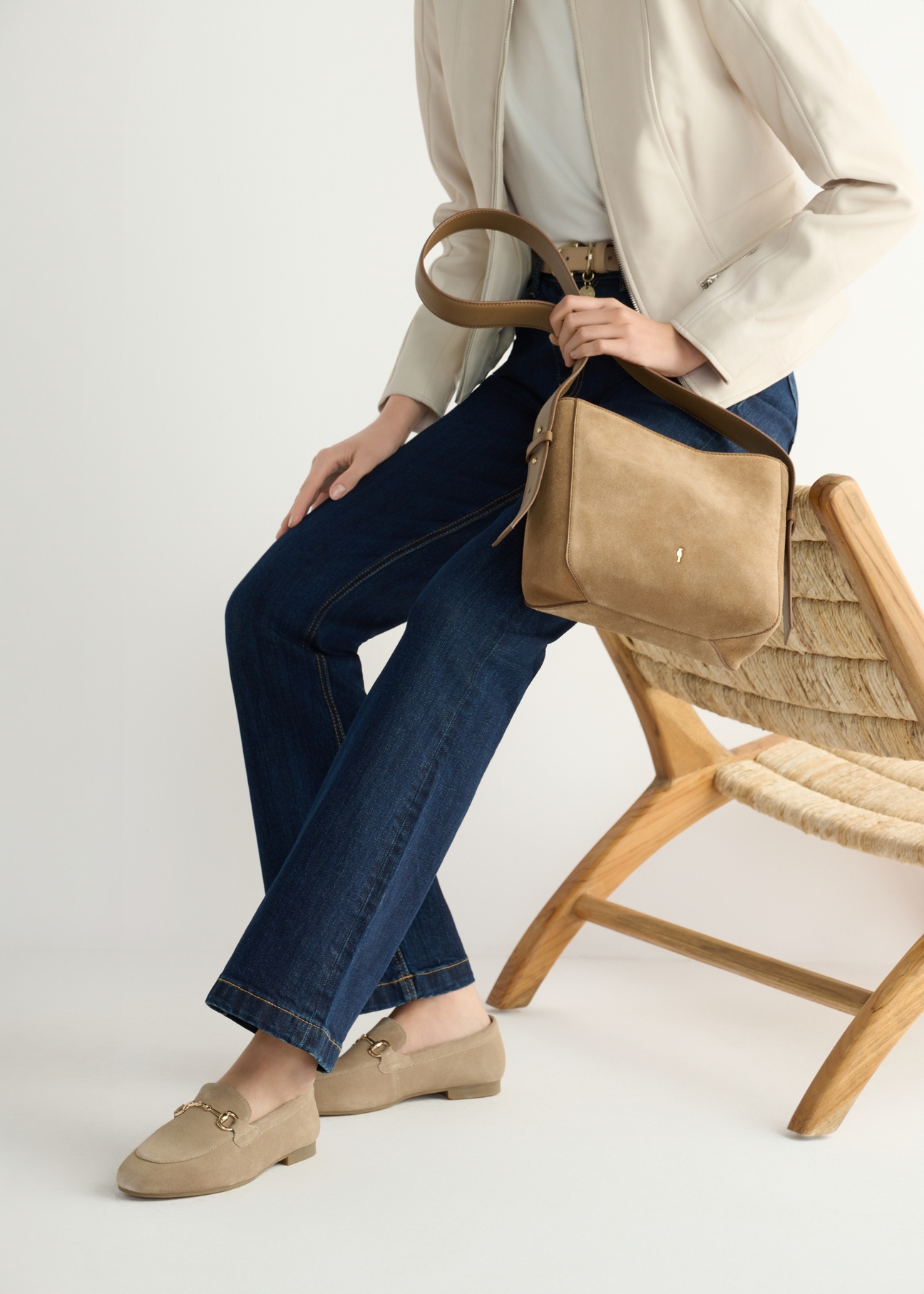 Dámske mokasíny BUTYD-1257-1K(W26) z tmavo béžového semišu, bočný pohľad na produkt na nohách modelky.