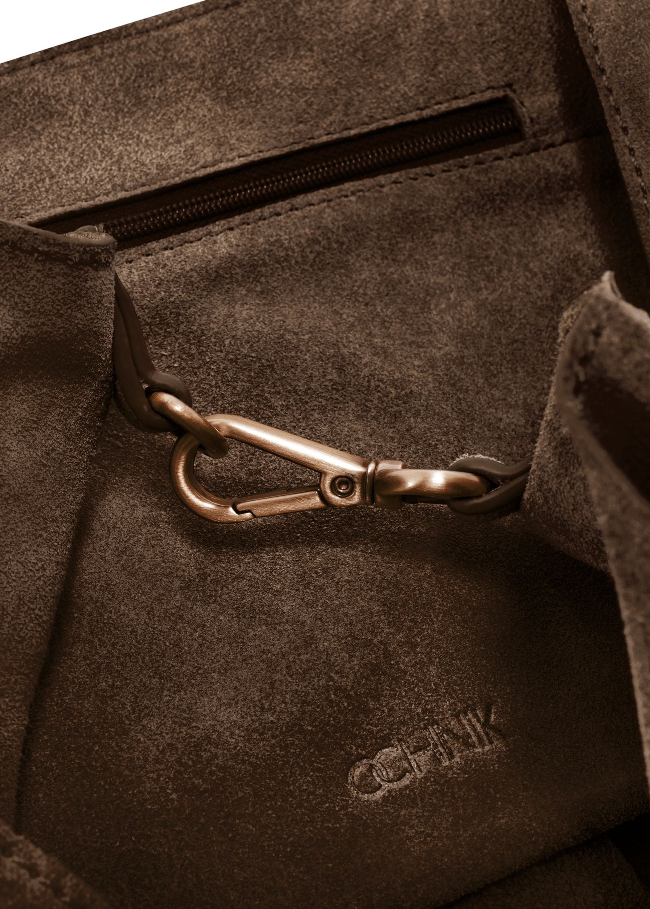 Dámska kožená kabelka tmavohnedej farby TORES-1252-1I(W26) - detailný záber, na bielom pozadí.