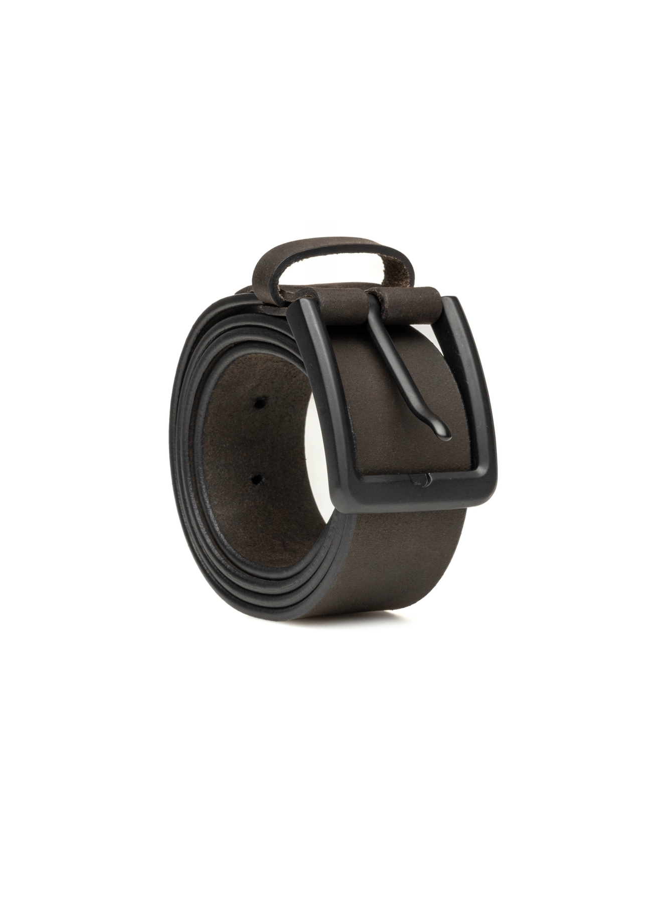 Pánsky opasok z hnedej semiše PASMS-0281-1I(W26) - diagonálny pohľad na produkt, na bielom pozadí.