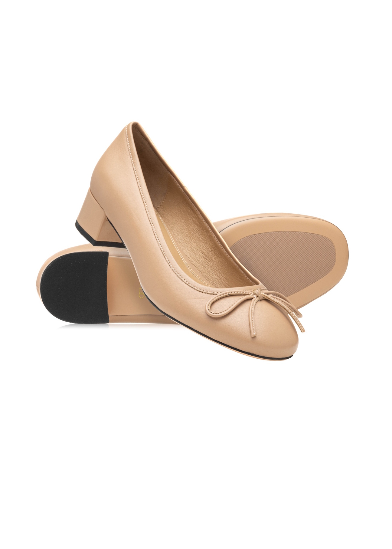 Dámske kožené lodičky béžovej farby BUTYD-1239-1B(W26), diagonálny pohľad na produkt na bielom pozadí.