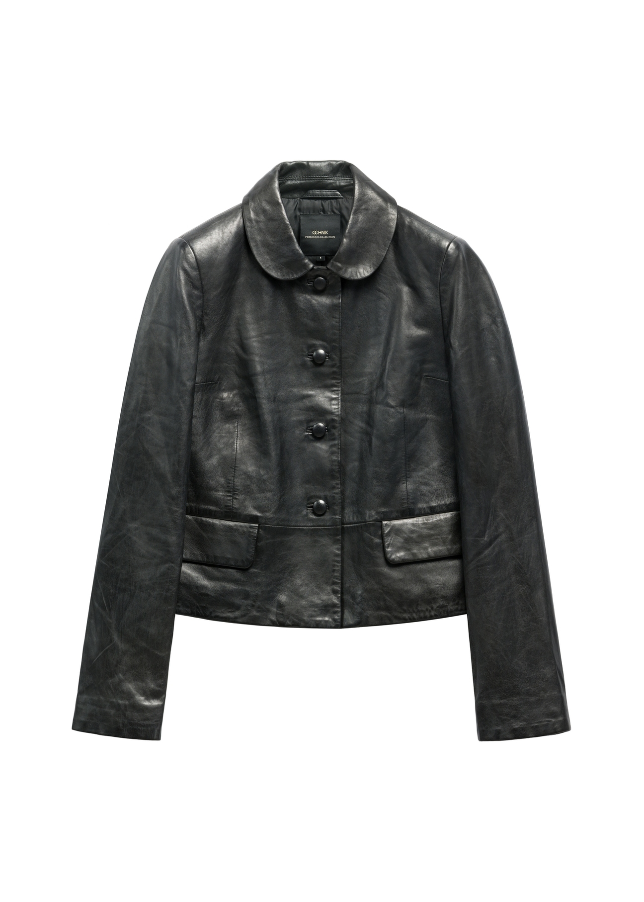 Čierna krátka dámska kožená bunda KURDS-0598-99(W26), pohľad spredu na bielom pozadí.