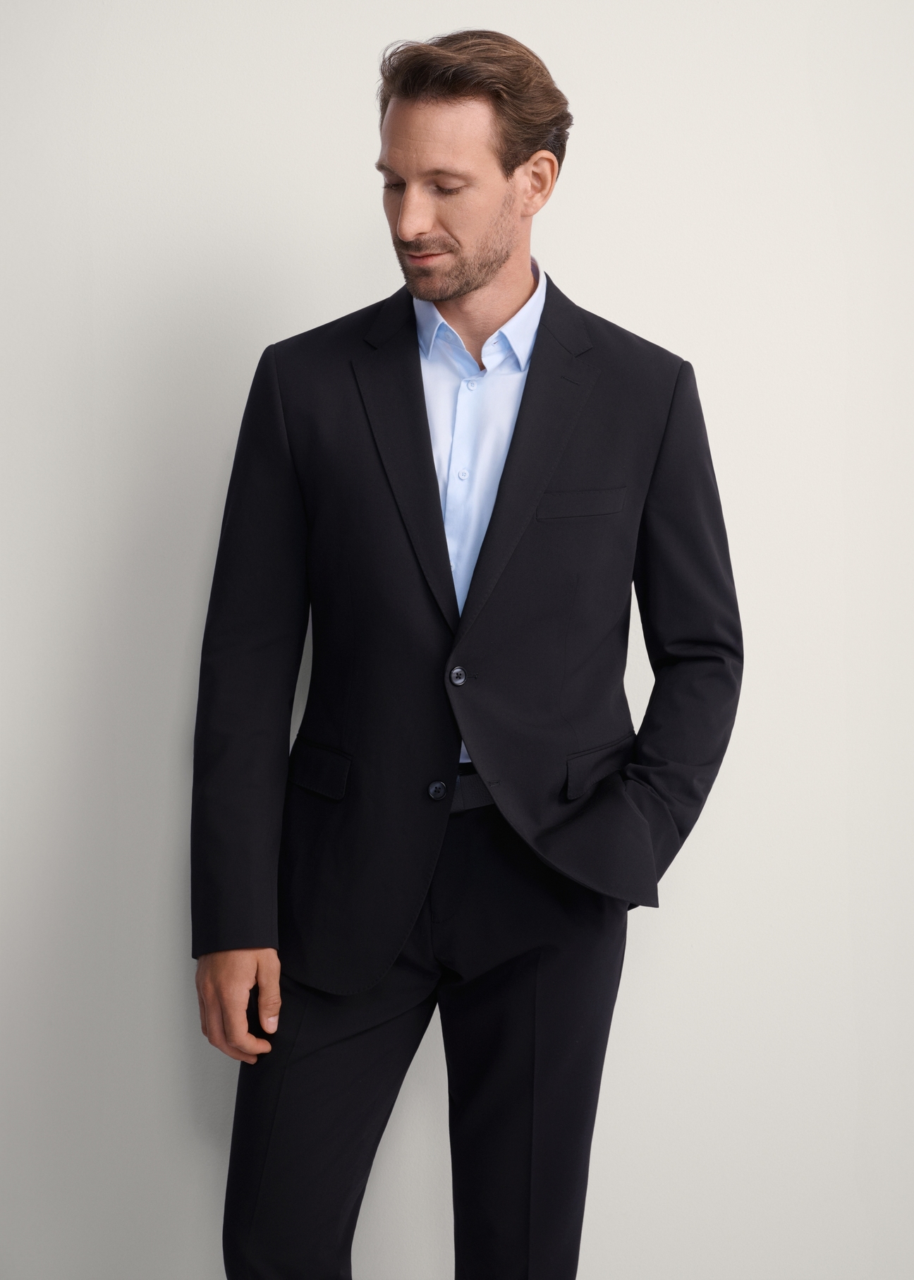 Čierna pánska bunda MARMT-0019-99(Z25), pohľad spredu na produkt na modelke, viditeľná polovica siluety.