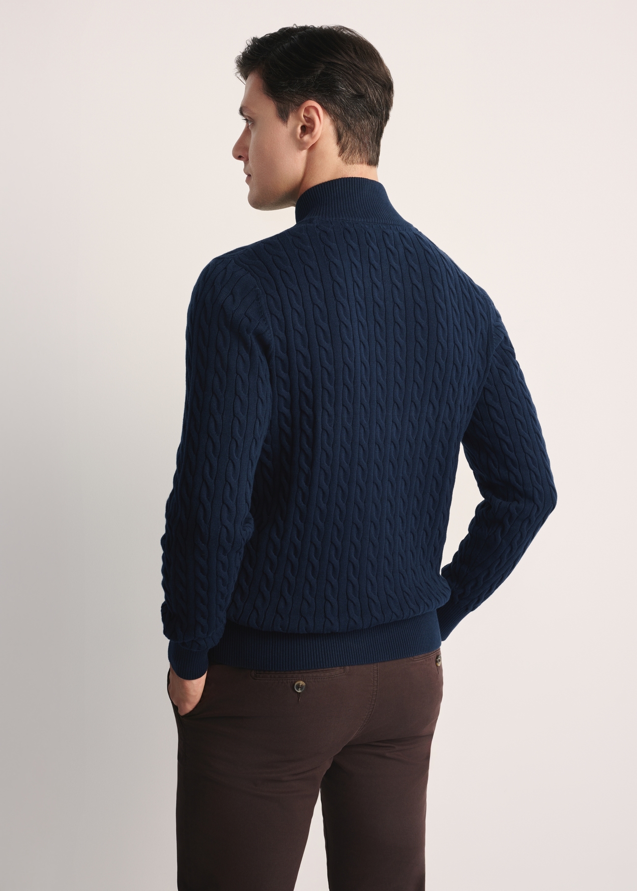 Pánsky tmavomodrý sveter na zips SWEMT-0169-68(Z25), produkt viditeľný zozadu na modeli, viditeľná polovica siluety.