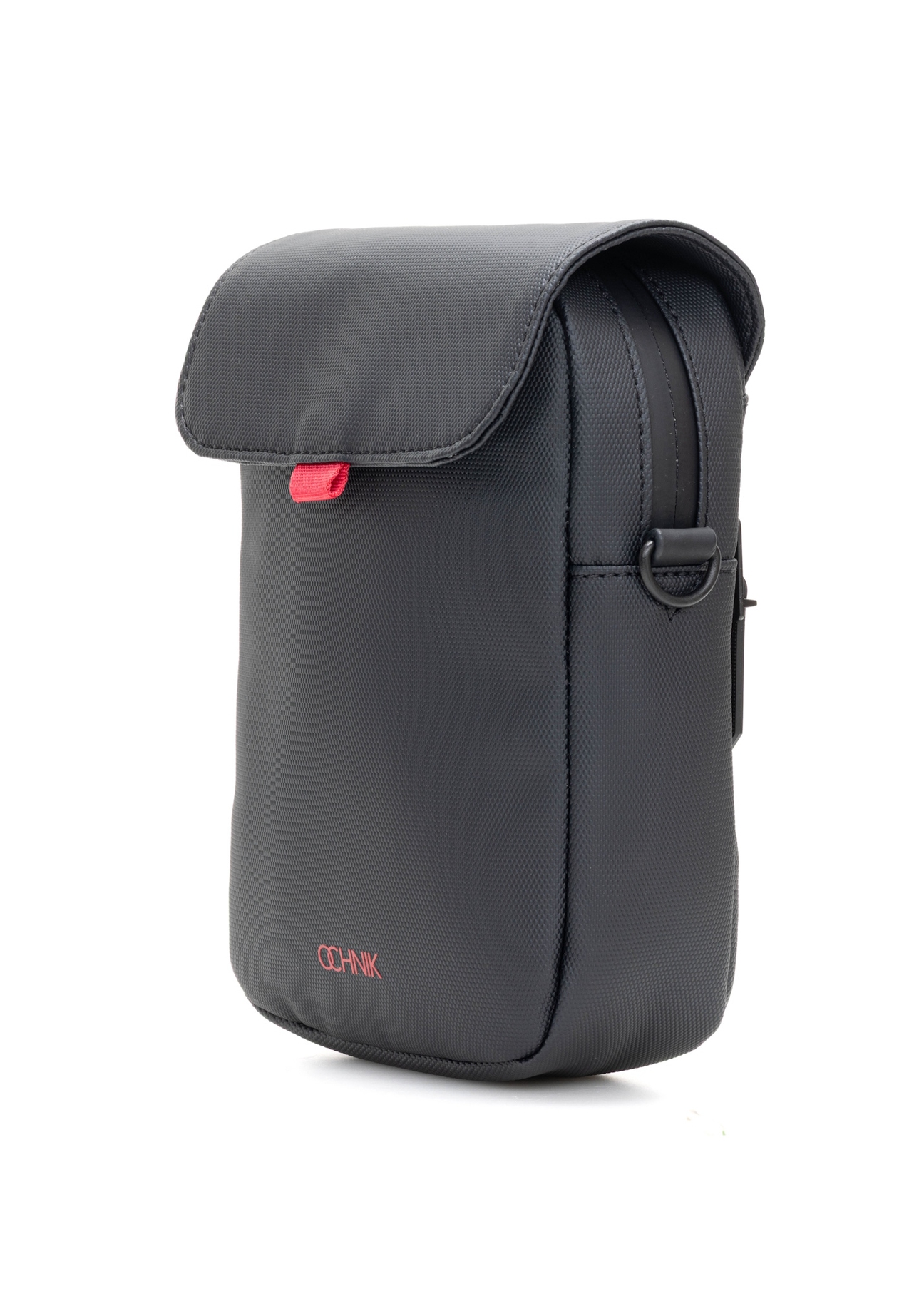 Pánska malá čierna taška cez rameno TORMN-0399-9J(W26), diagonálny pohľad na produkt na bielom pozadí.