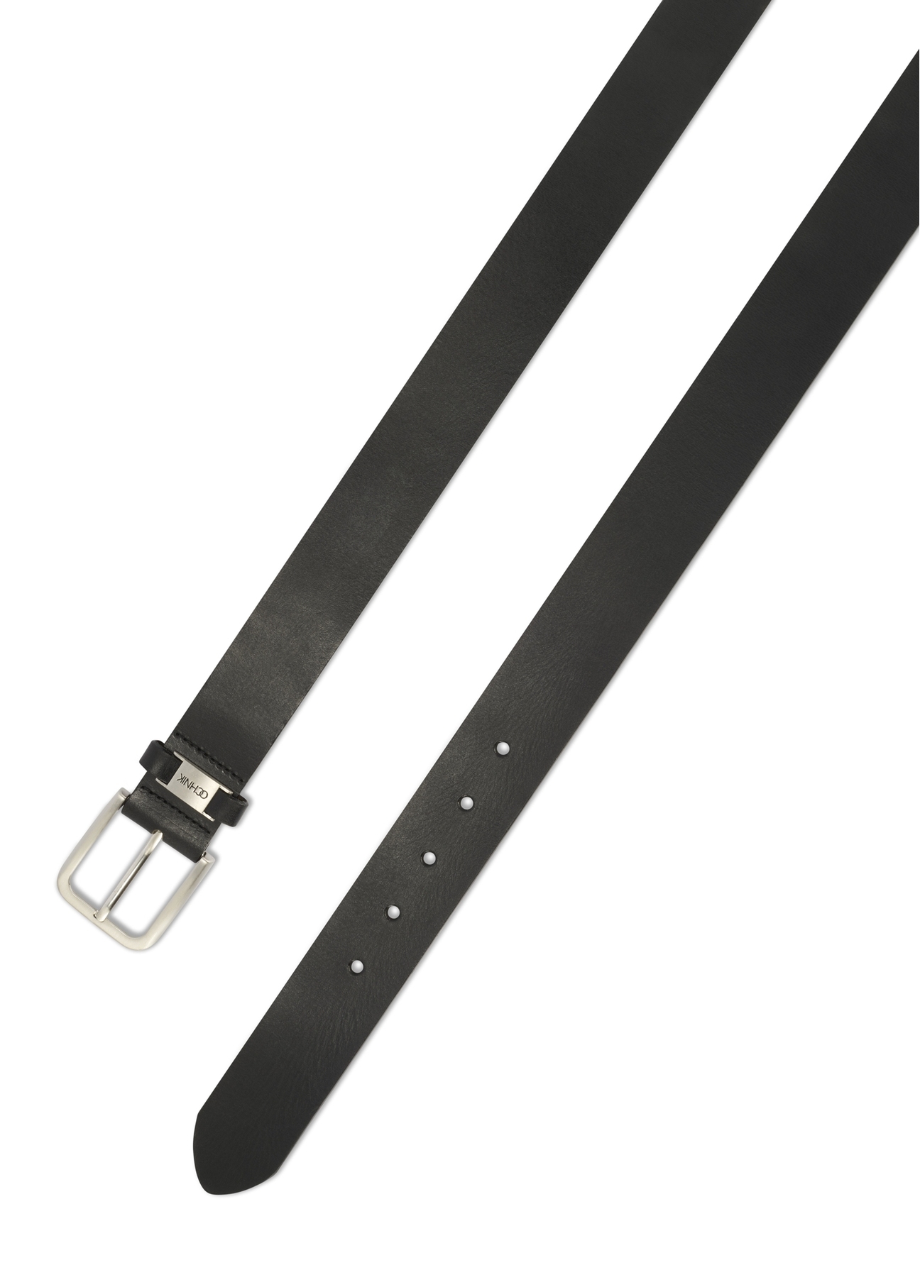 Čierny pánsky kožený opasok PASMS-0273-99(Z25), detailný záber na sponu produktu, pohľad na bielom pozadí.