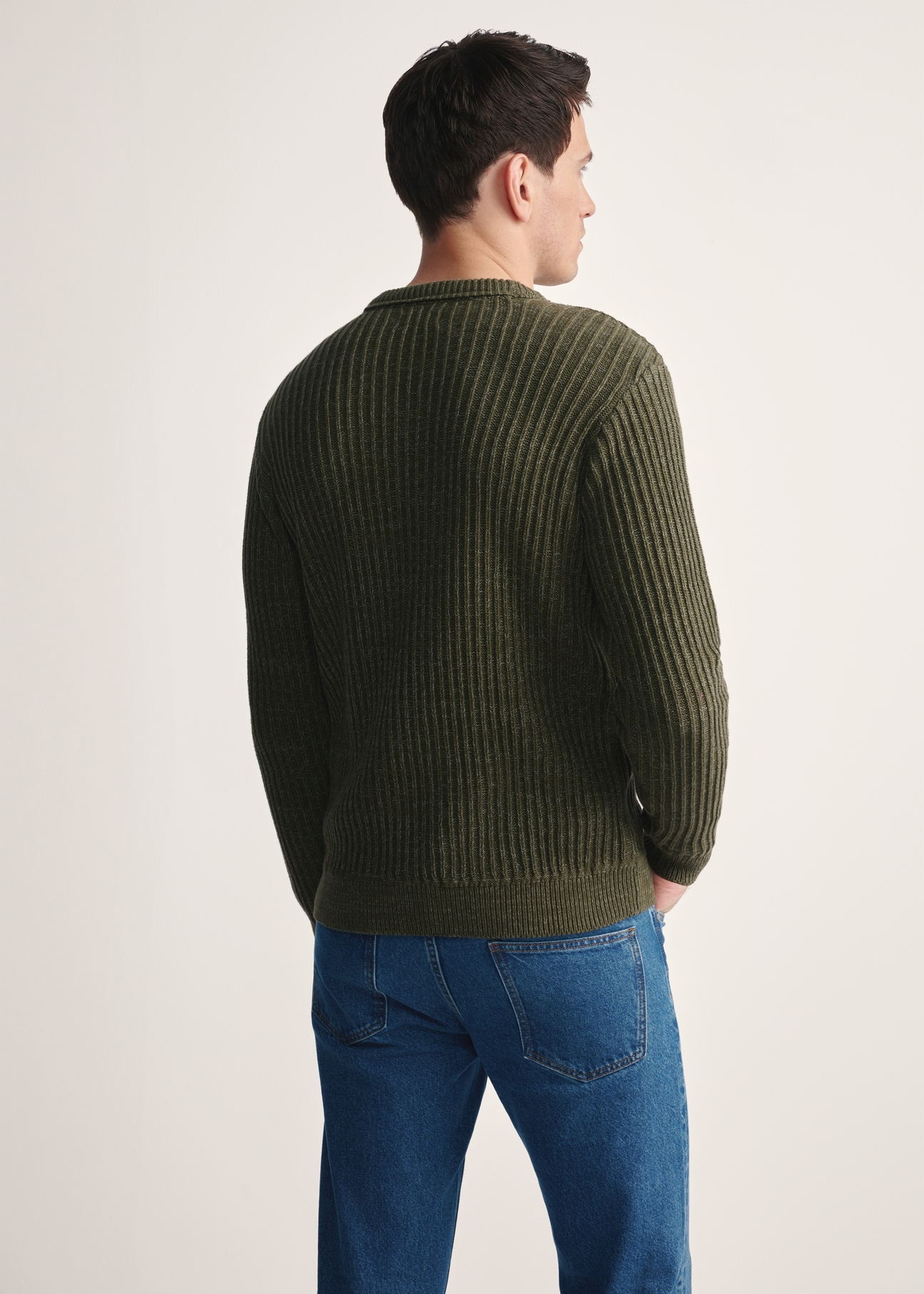 Pánsky khaki sveter SWEMT-0183-55(Z25), pohľad na produkt zozadu na modeli. Viditeľná polovica siluety.