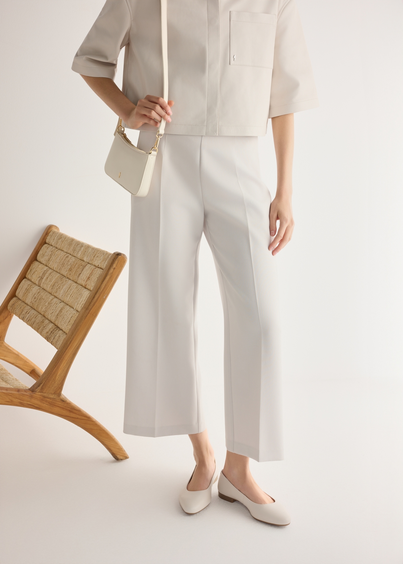 Dámske balerínky z krémovej kože BUTYD-1049B-0B(W26), bočný pohľad na produkt na modelke, viditeľná polovica siluety.