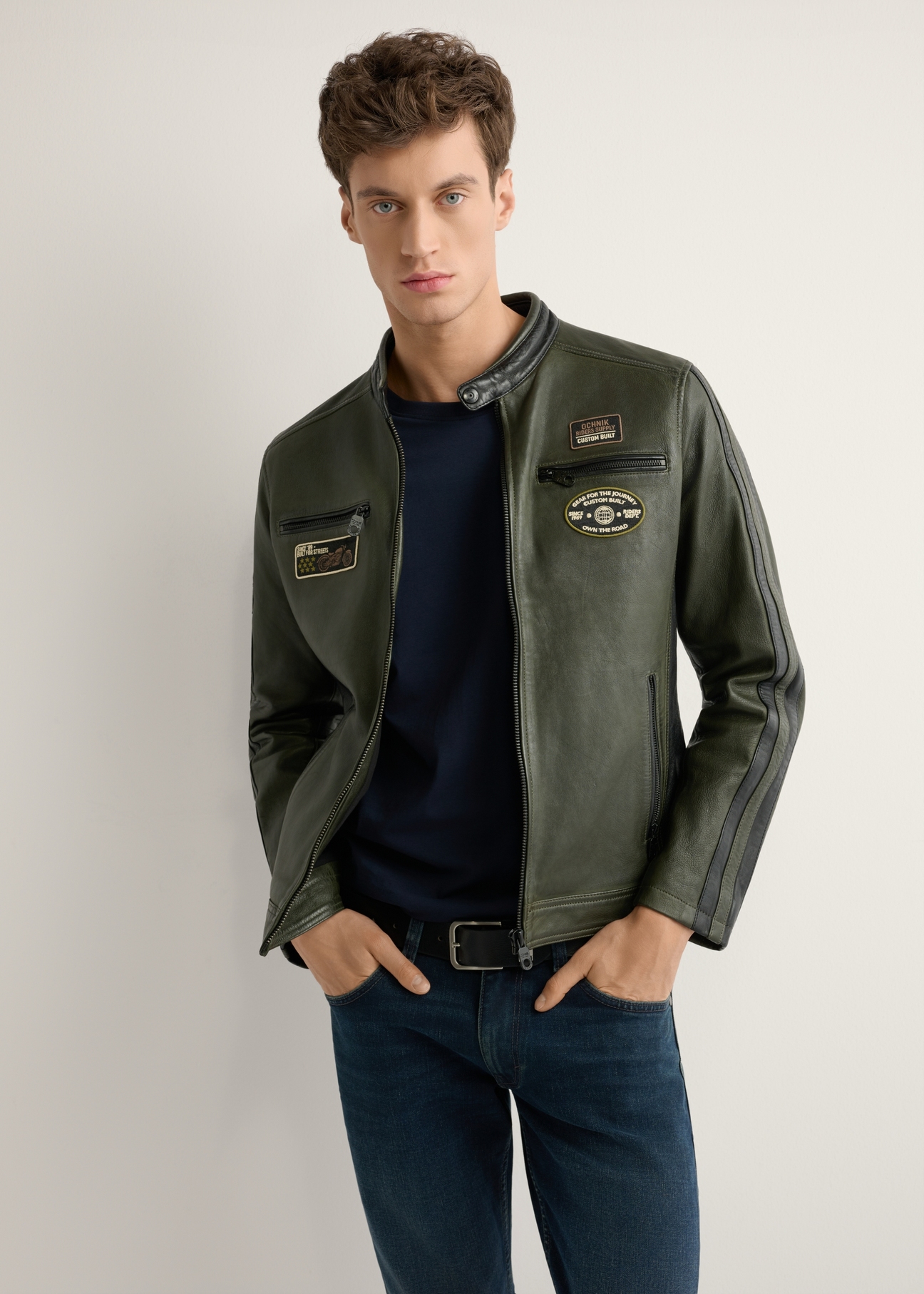 Pánska khaki kožená bunda KURMS-0399-8D(W26) - Pohľad na produkt spredu, modelovaný na svetlom pozadí. Viditeľná polovica siluety.