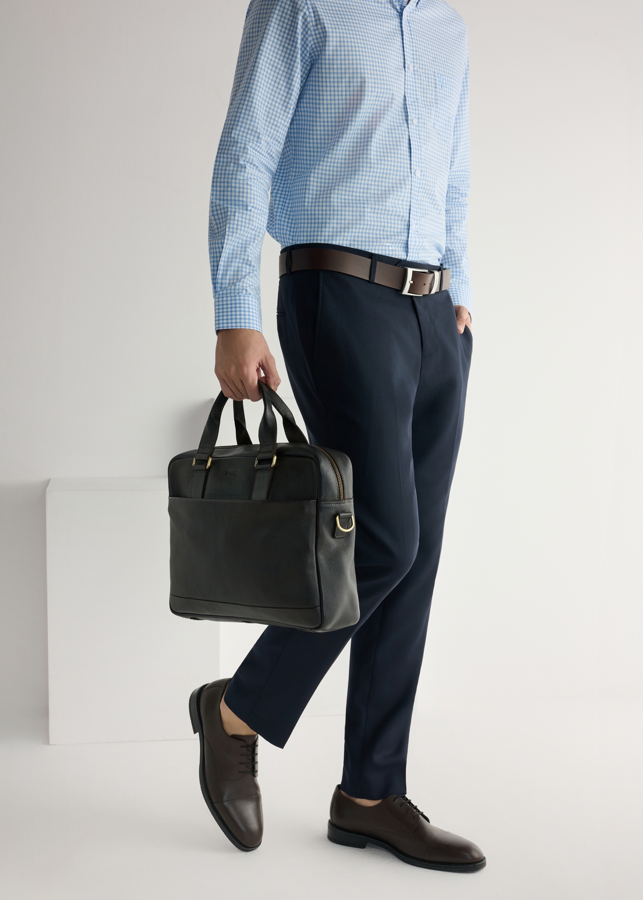 Pánske tmavohnedé kožené topánky BUTYM-0500-1I(W26), bočný pohľad na produkt na nohách modelu.