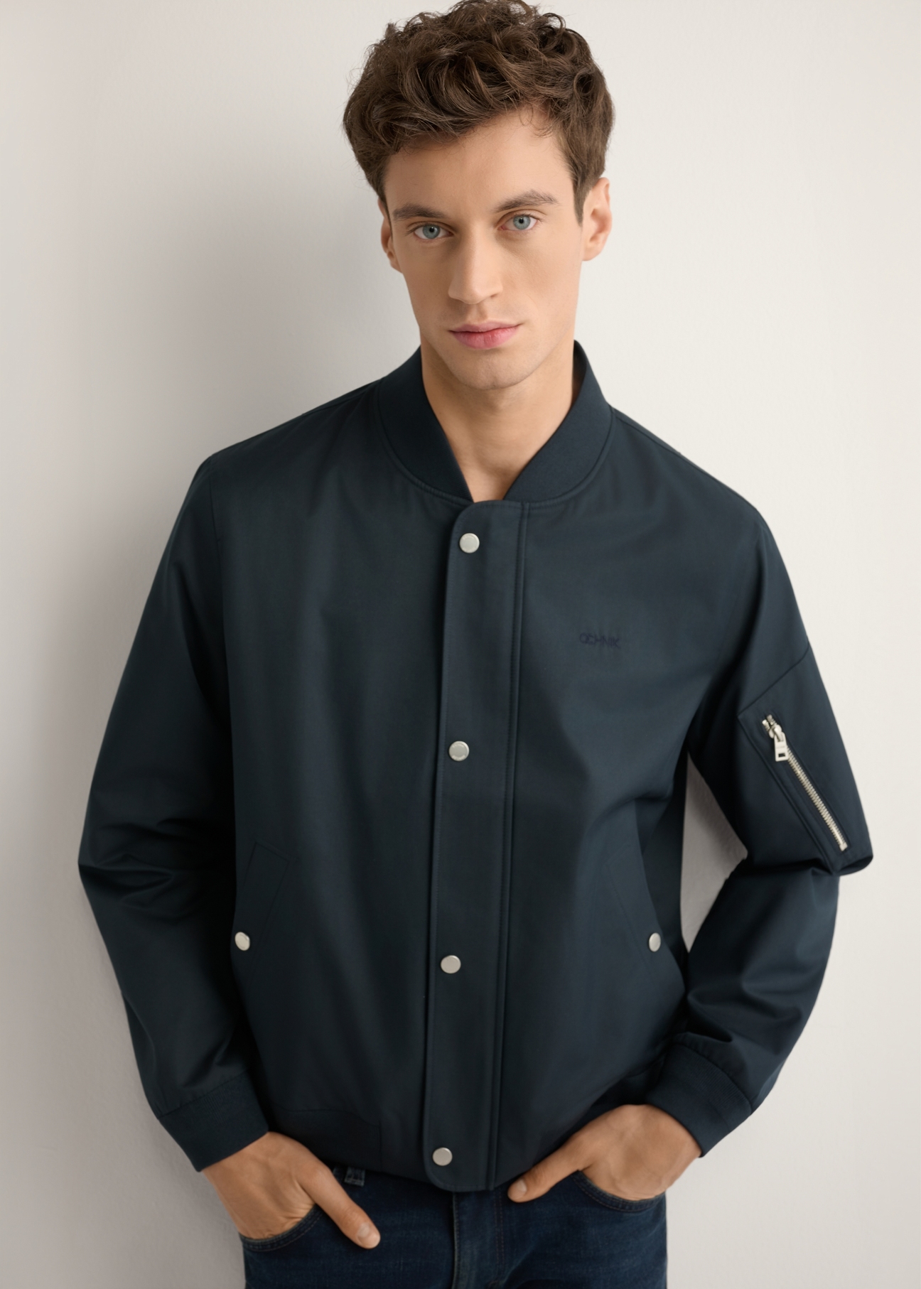 Pánska námornícka prechodná bunda KURMT-0403-7D(W26), pohľad spredu na modelku. Viditeľná polovičná silueta.