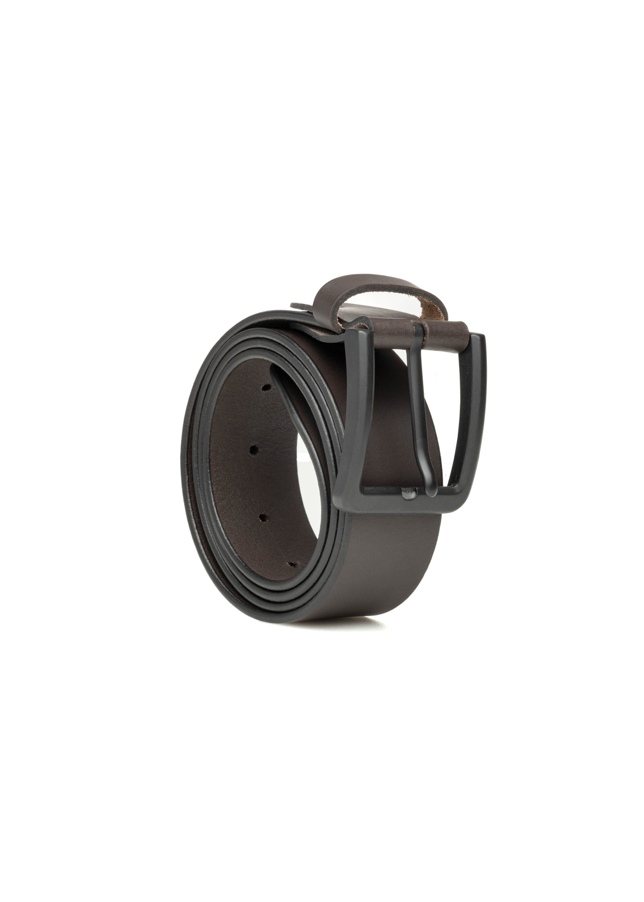 Pánsky hnedý kožený opasok PASMS-0280-1H(W26) - diagonálny pohľad na produkt, na bielom pozadí.