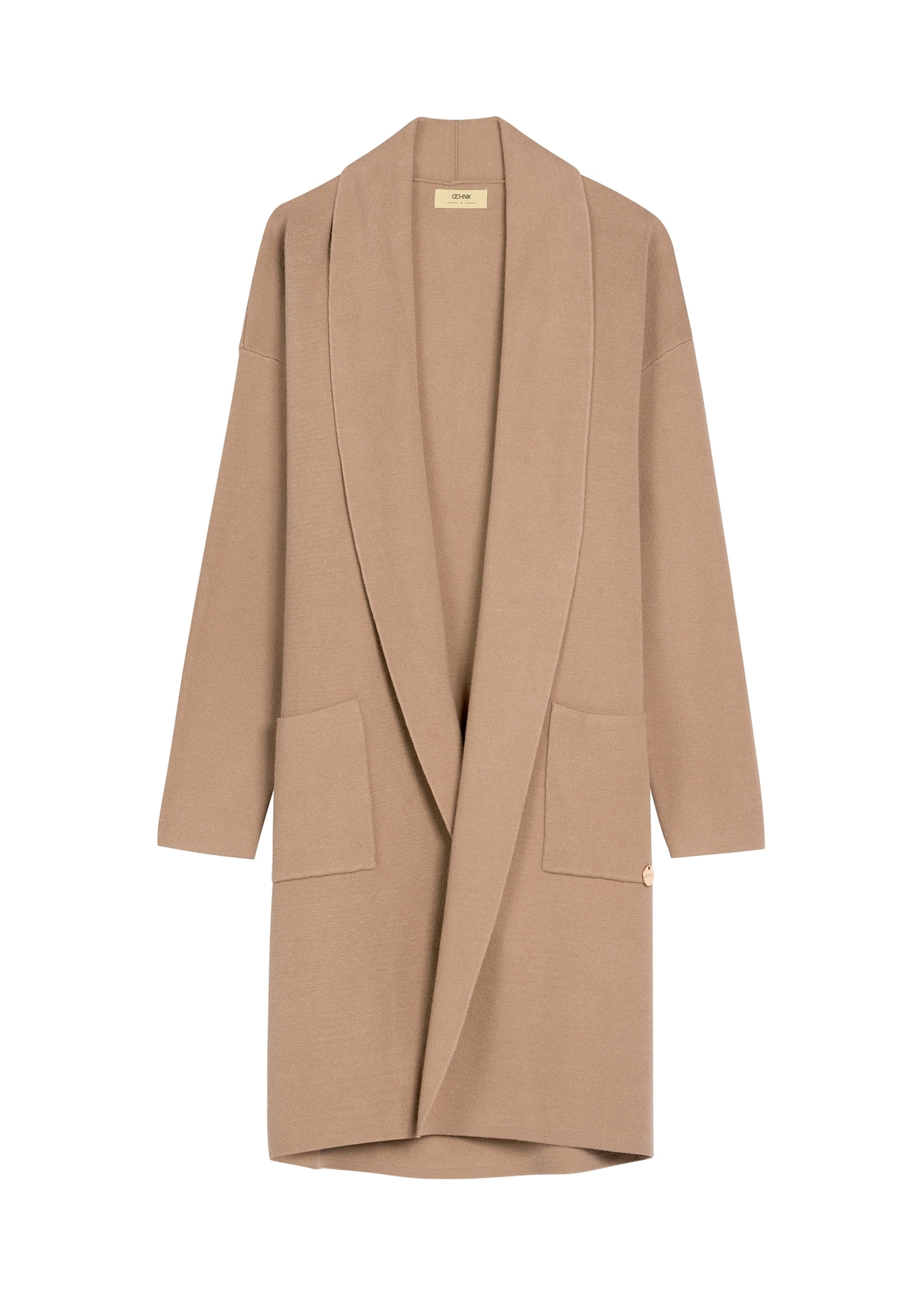 Dámsky kardigan v ťavej farbe KARDT-0041-1D(W26), pohľad na produkt spredu na bielom pozadí.