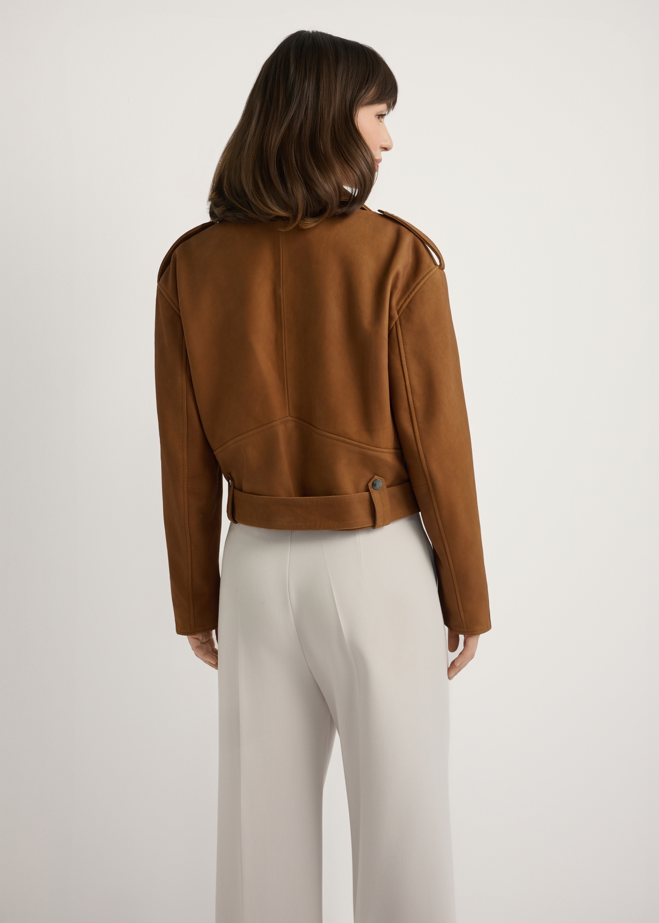 Kožená motorkárska bunda koňakovej farby KURDS-0610-1F(W26), pohľad zozadu na modelku. Viditeľná polovica siluety.