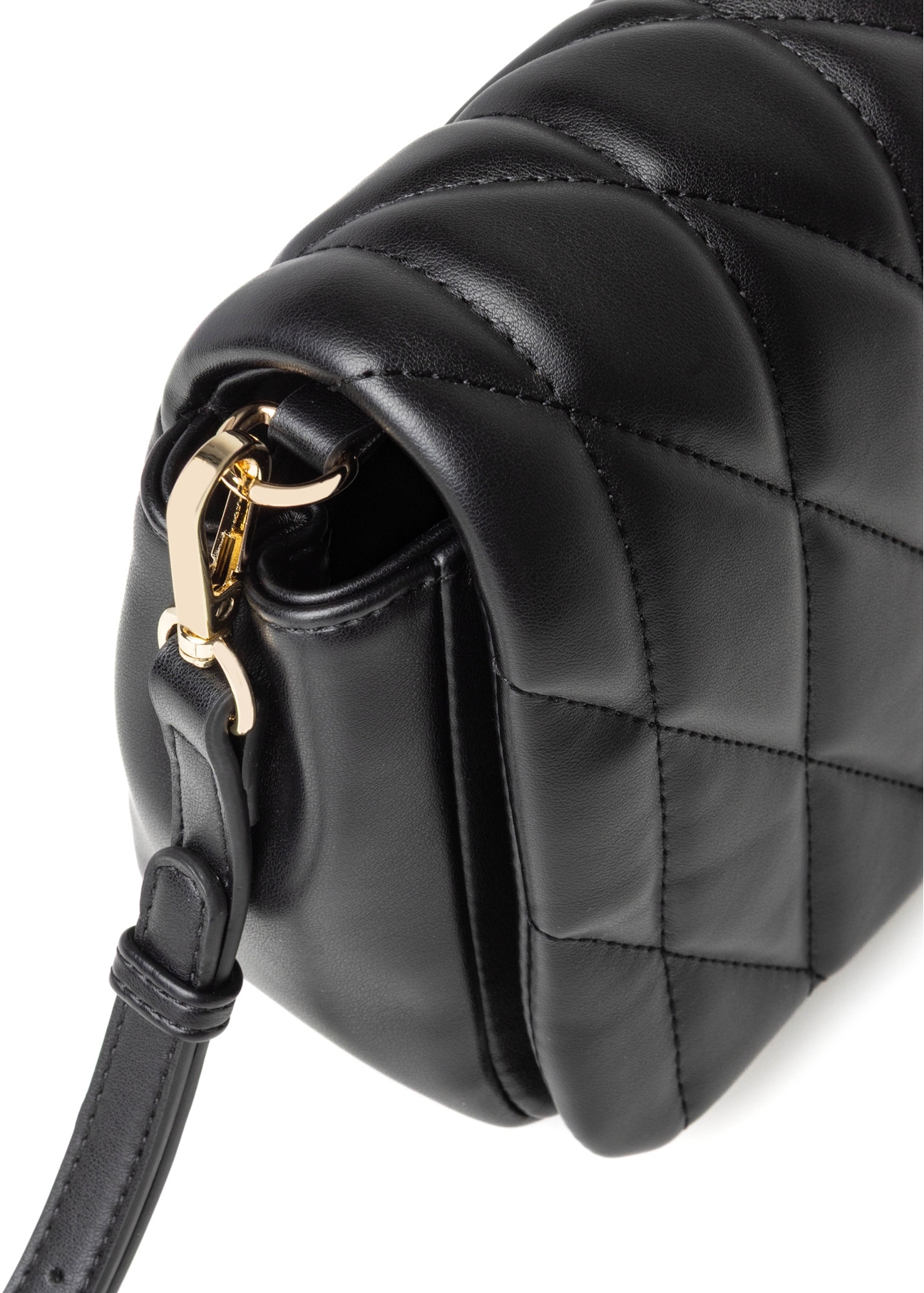 Čierna dámska kabelka s prešívaním TOREC-1151-99(W26), detailný záber kabelky na bielom pozadí.