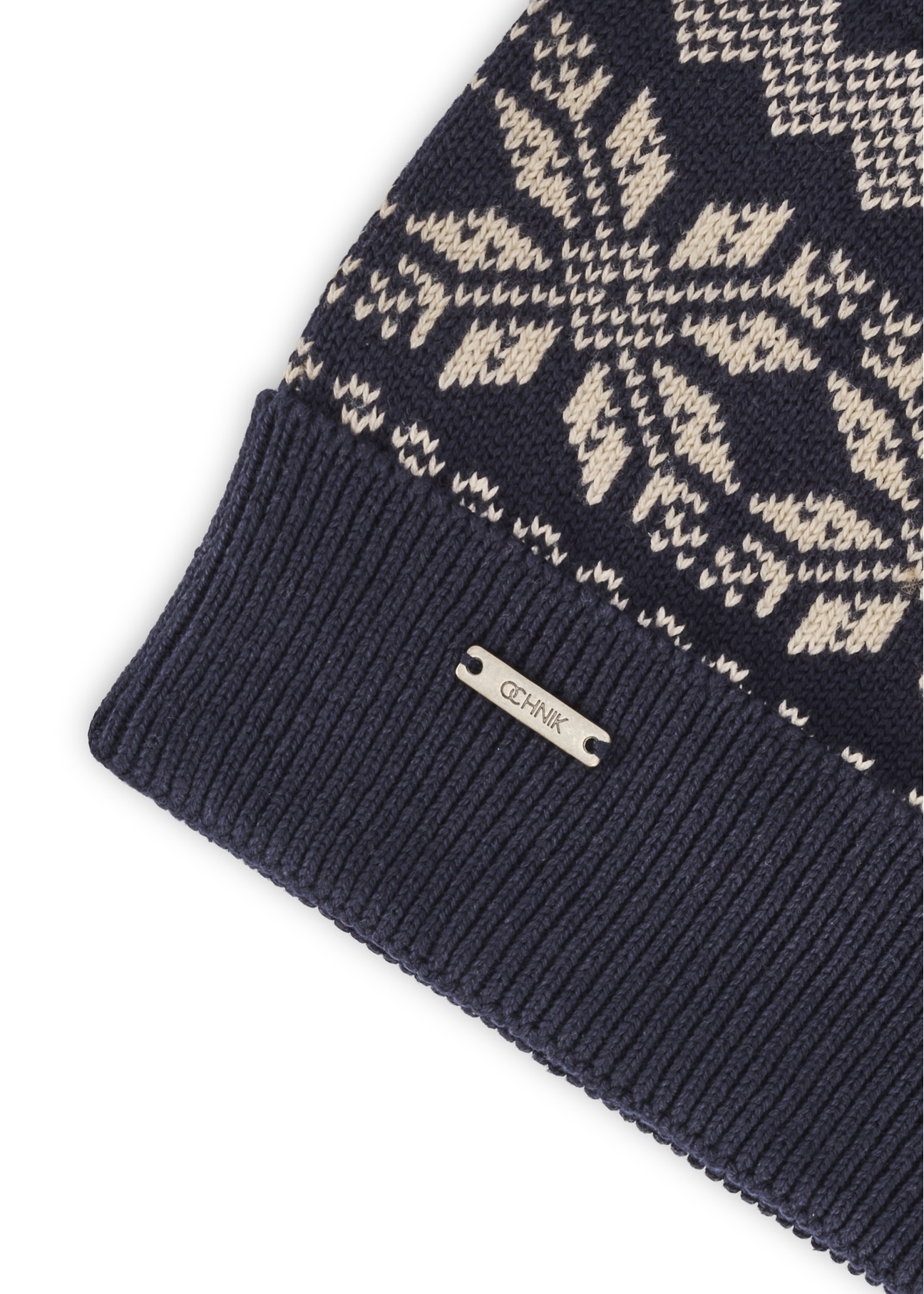 Pánska bavlnená čiapka v námorníckej modrej farbe CZAMT-0090-69(Z25), detail produktu, pohľad na bielom pozadí.