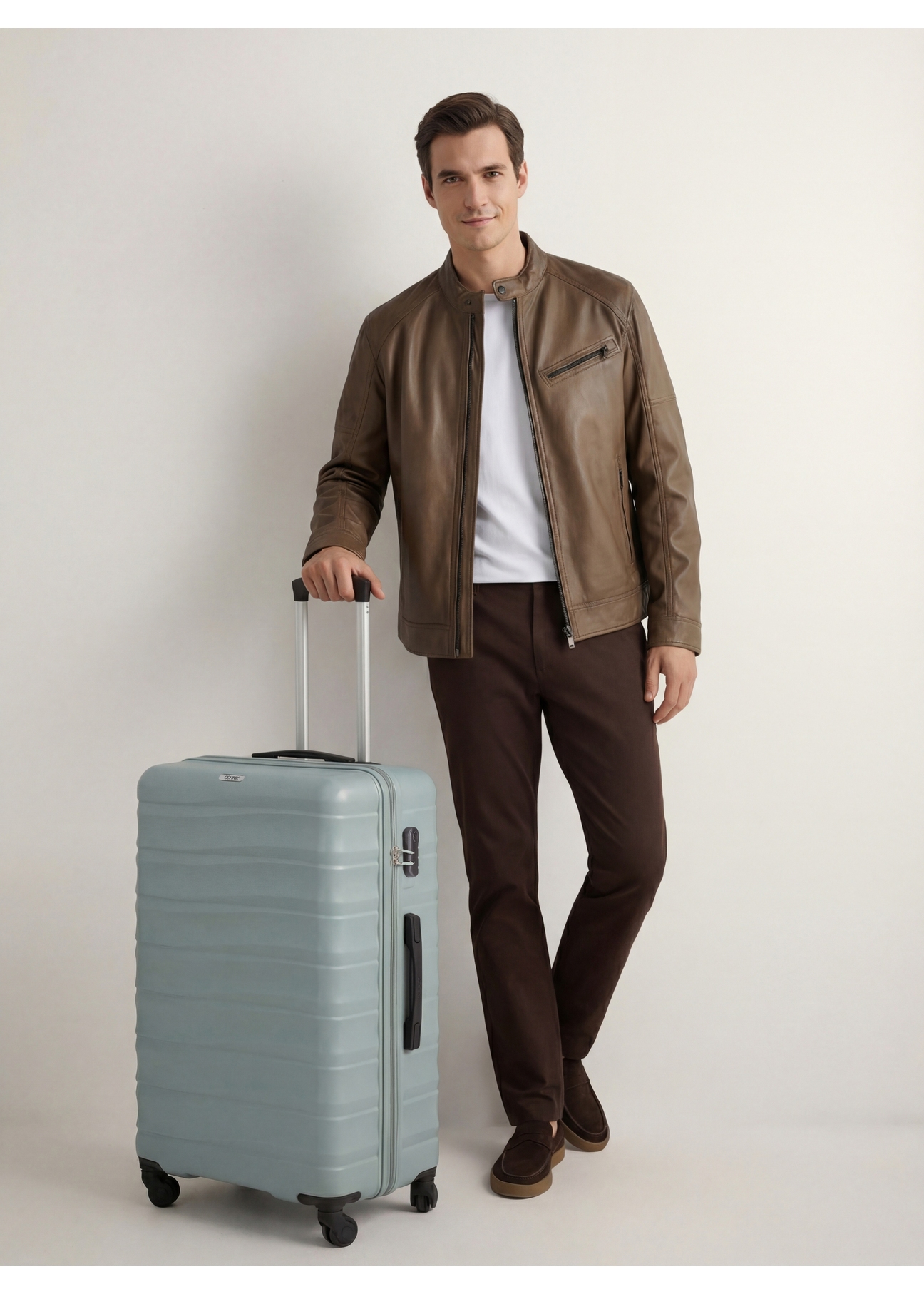 Veľký kufor na kolieskach WALAB-0081-8F-28(W26), diagonálny pohľad na produkt vedľa siluety modelky.