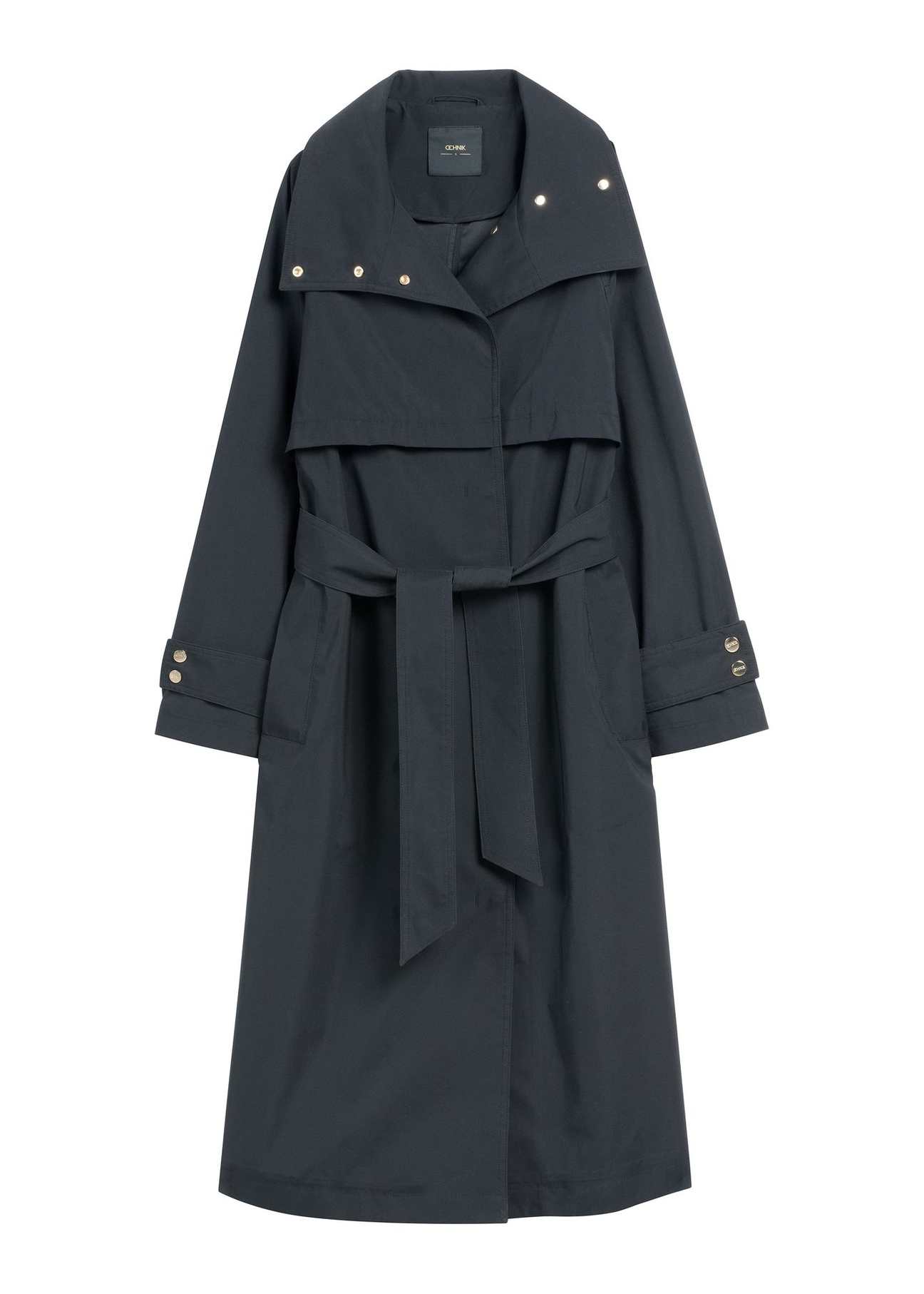 Čierny dlhý dámsky kabát KURDT-0653-99(W26) - pohľad spredu na produkt, na bielom pozadí.