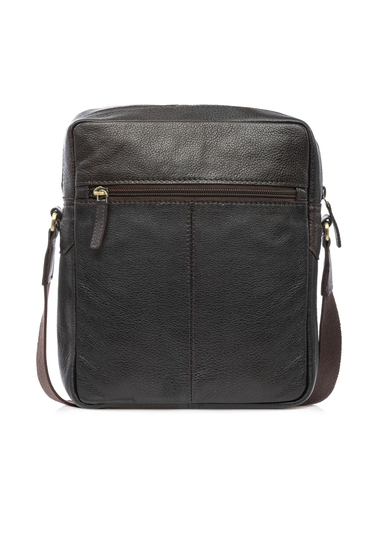 Pánska tmavohnedá kožená taška TORMS-0502-1I(W26) - pohľad na produkt zozadu, na bielom podklade.