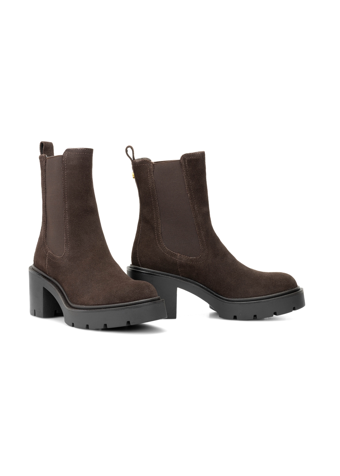 Dámske hnedé semišové členkové čižmy na vysokom podpätku BUTYD-1094-89(Z25), diagonálny pohľad na produkt na bielom pozadí.