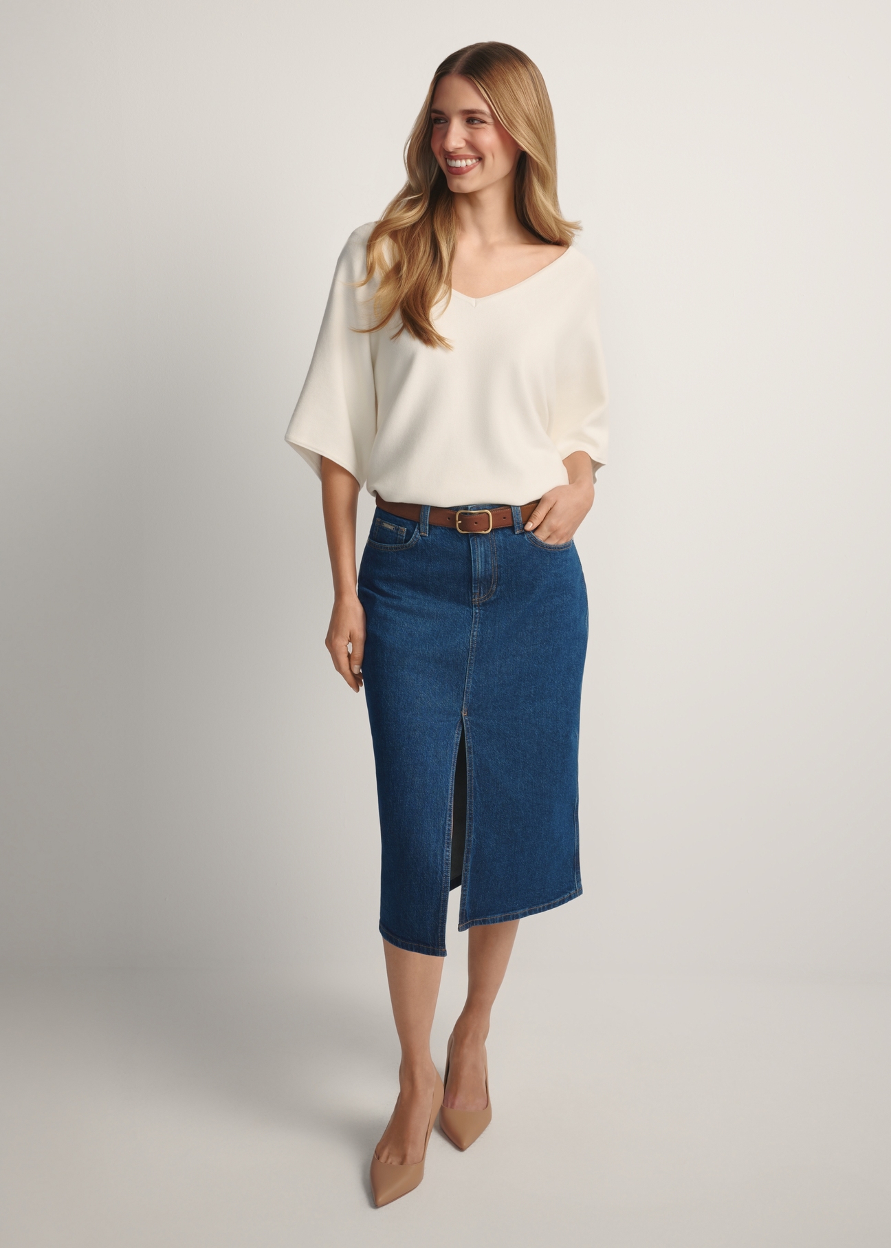 Džínsová midi sukňa SPCDT-0119-7H(W26), pohľad na výrobok spredu na modelke. Viditeľné celé telo.