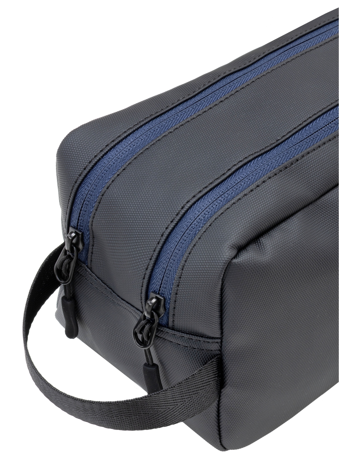 Čierna pánska kozmetická taška TORMN-0394-9J(W26) - detailný záber, na bielom pozadí.