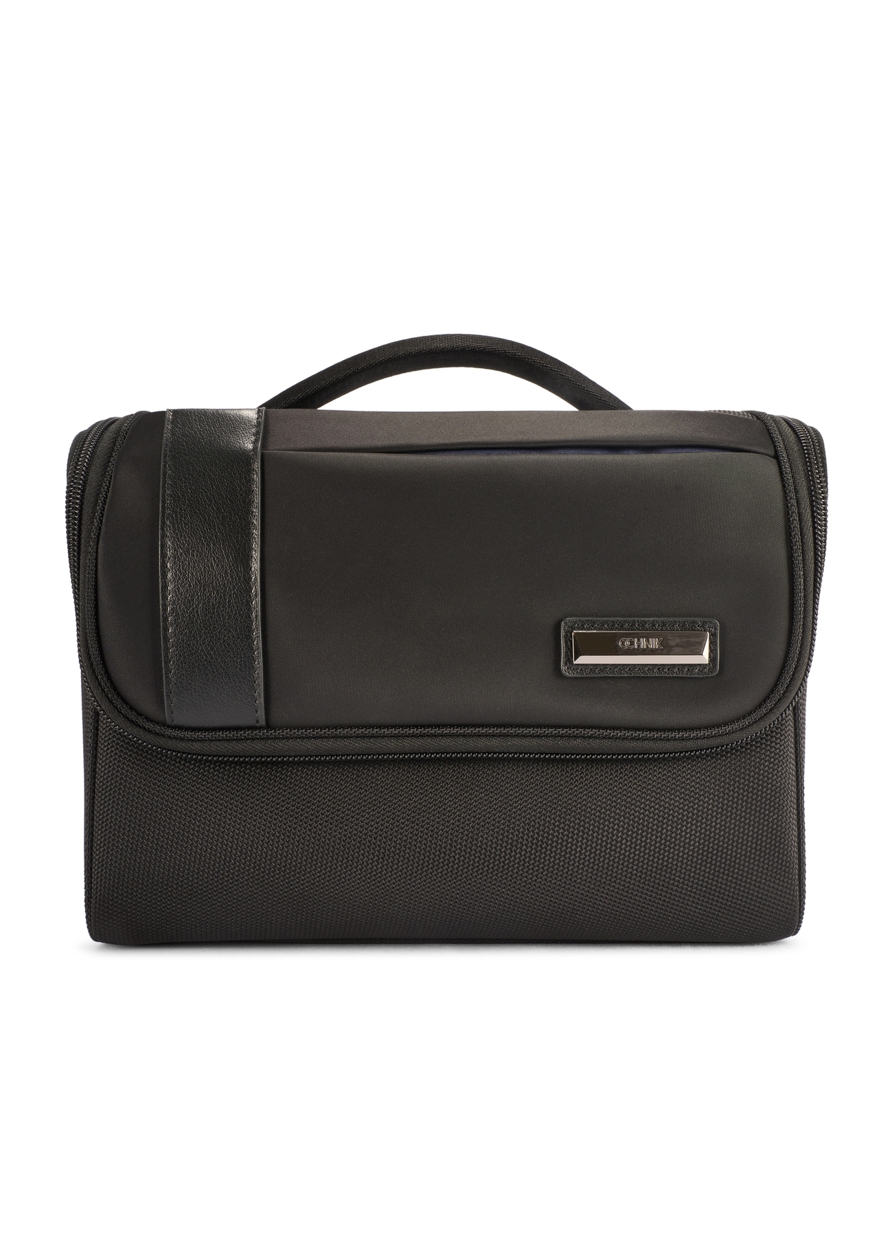 Veľká čierna pánska kozmetická taška TORMN-0405-99(W26), pohľad na produkt spredu na bielom pozadí.