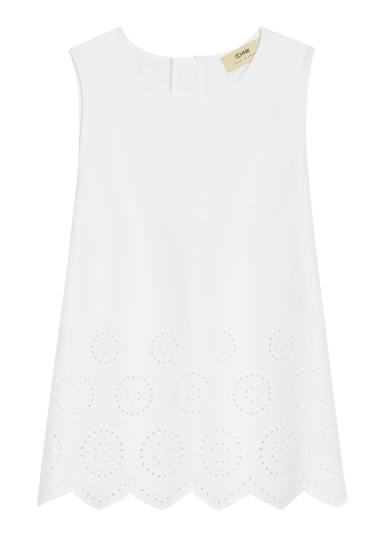 Biela dámska blúzka BLUDT-0207-0B(W26), pohľad spredu na bielom pozadí.