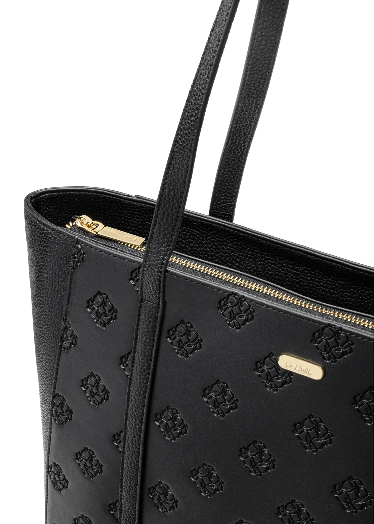 Čierna nákupná taška s monogramom TOREC-1160-9P(W26) - detailný záber na bielom pozadí.