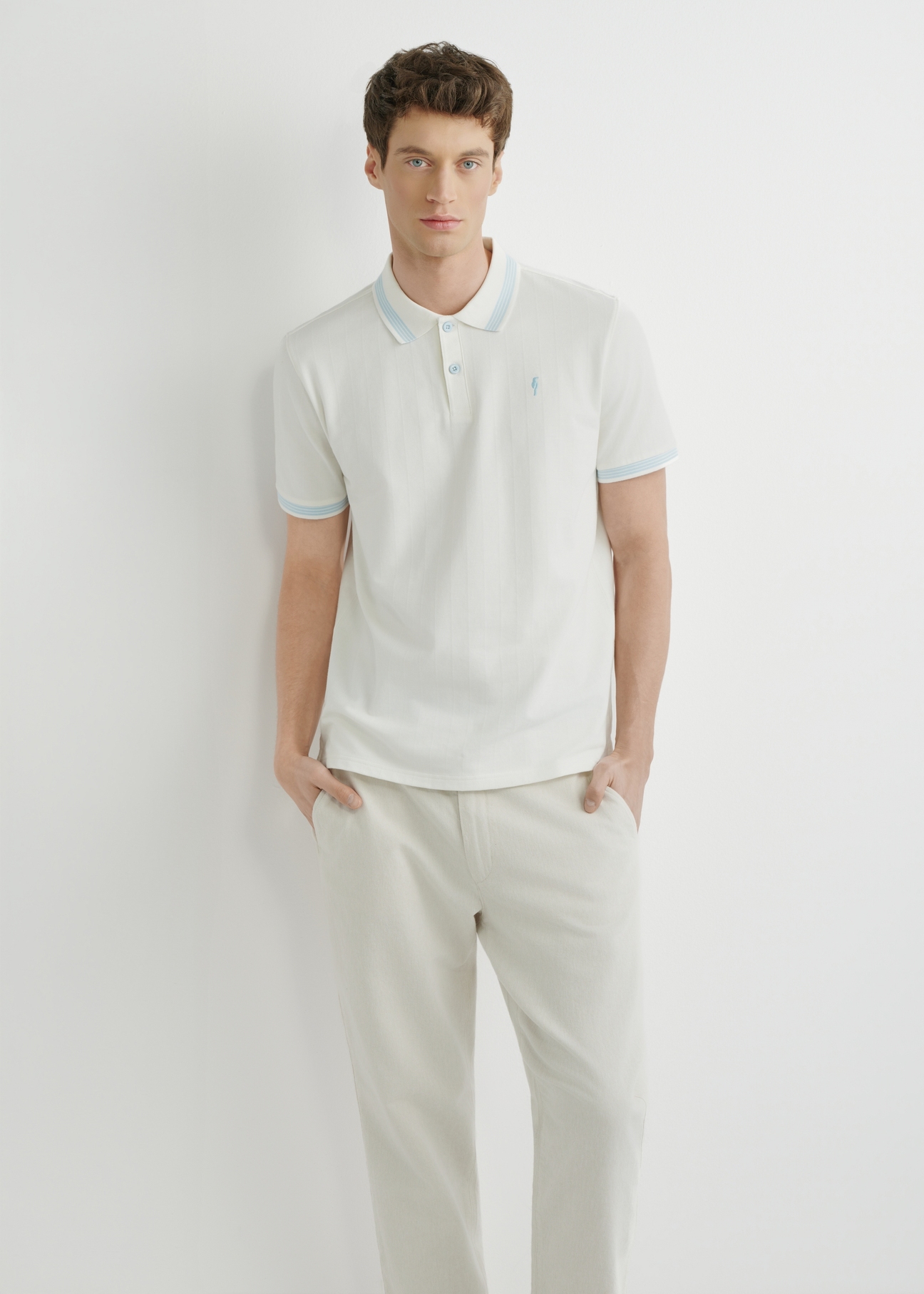 Biele polo tričko POLMT-0090-0B(W26), pohľad spredu na produkt na modelke. Viditeľná polovica siluety.