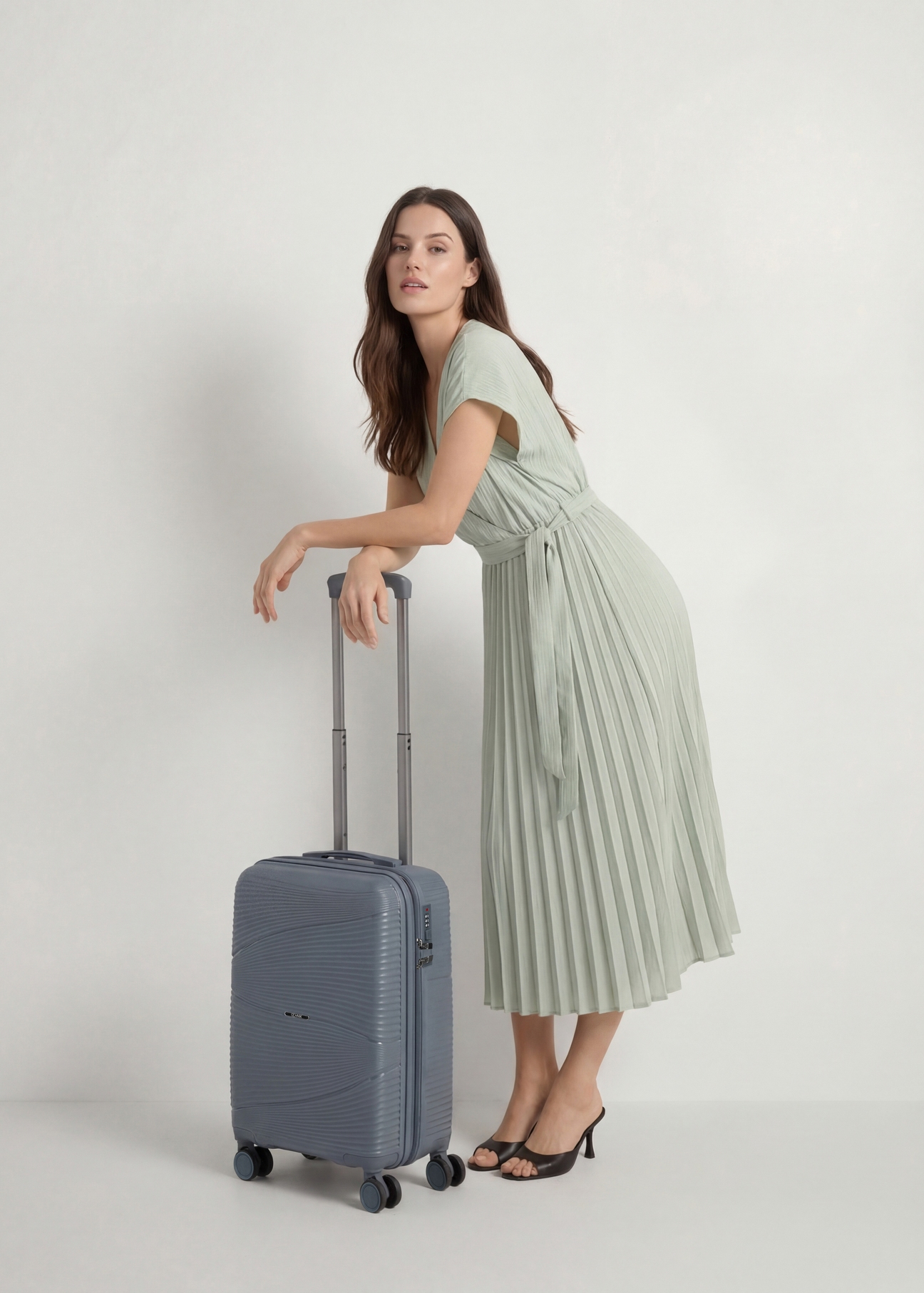 Malý kufor na kolieskach WALPP-0021-9B-19(W26), diagonálny pohľad na produkt vedľa siluety modelky.