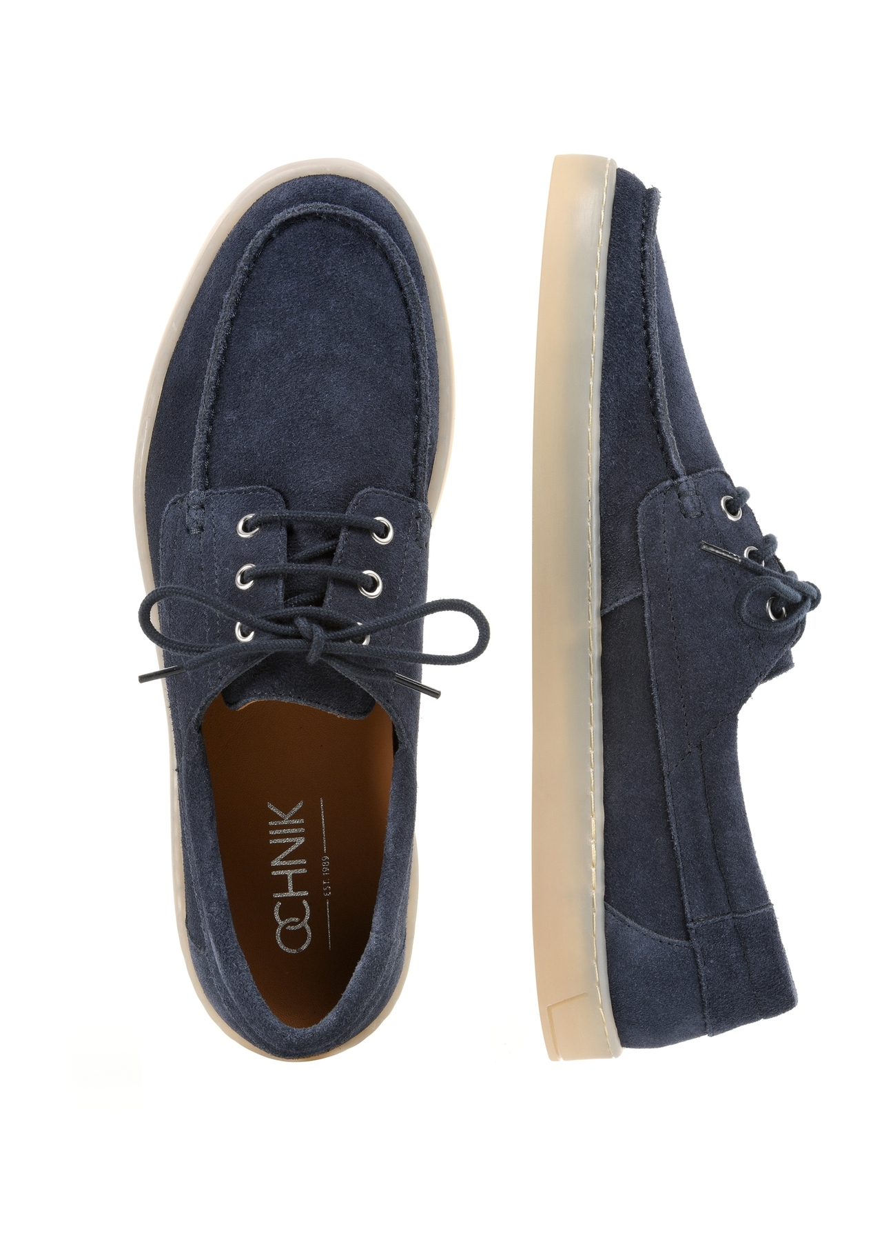 Pánske kožené topánky v tmavomodrej farbe BUTYM-0533-7E(W26), pohľad zhora na produkt na bielom pozadí.