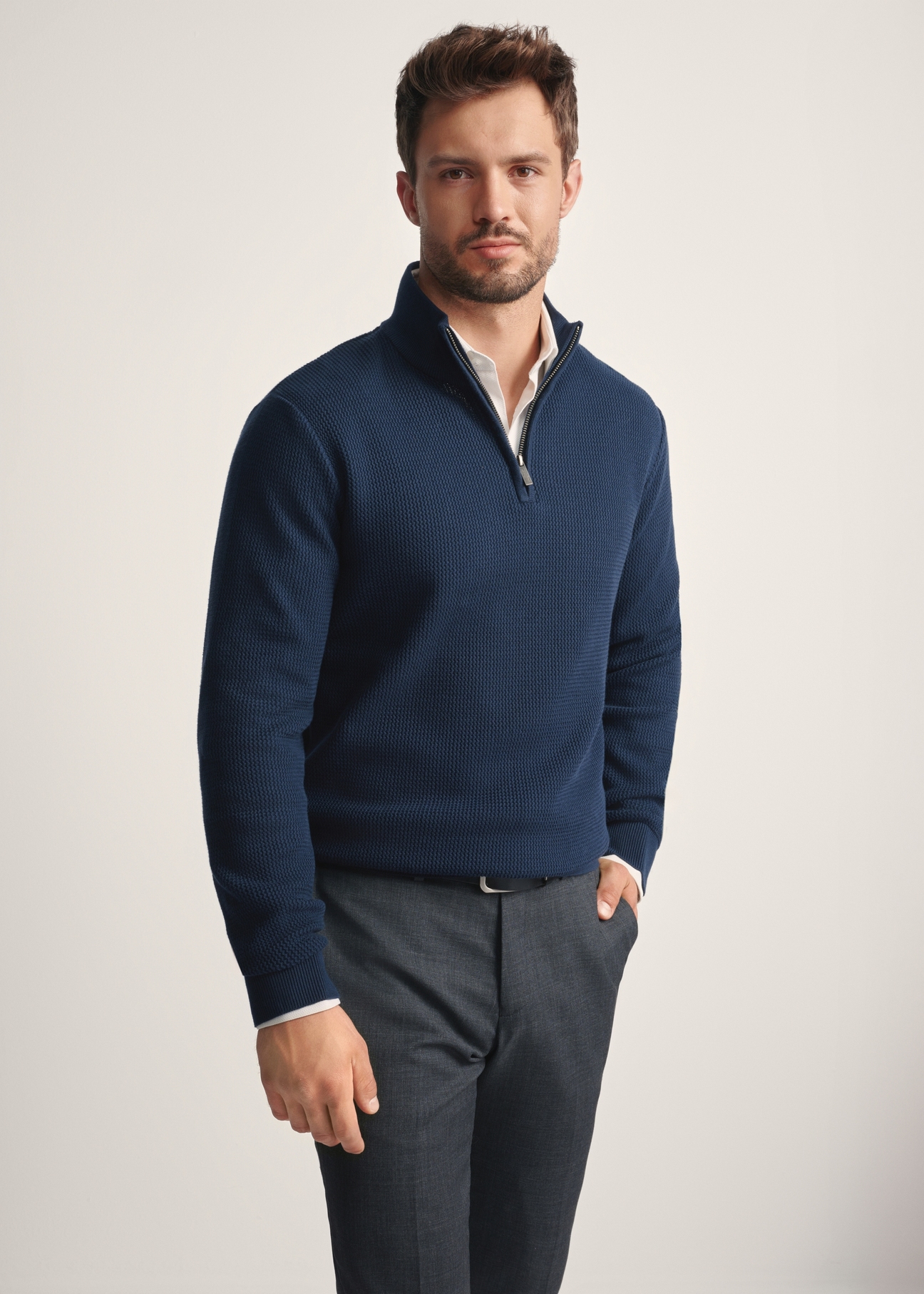 Pánsky tmavomodrý sveter na zips SWEMT-0167-68(Z25), pohľad spredu na produkt na modelke. Viditeľná polovica siluety.