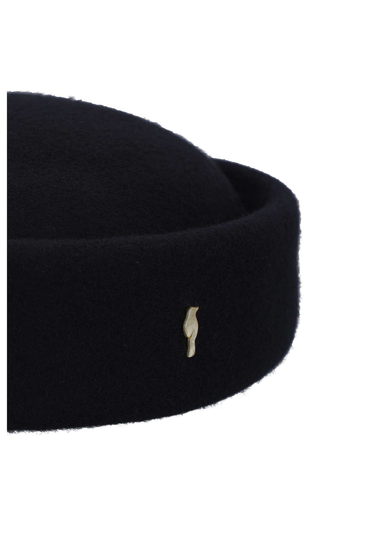 Dámsky klobúk v štýle toque CZADT-0235-99(Z26) - detailný záber na detail, na bielom pozadí.