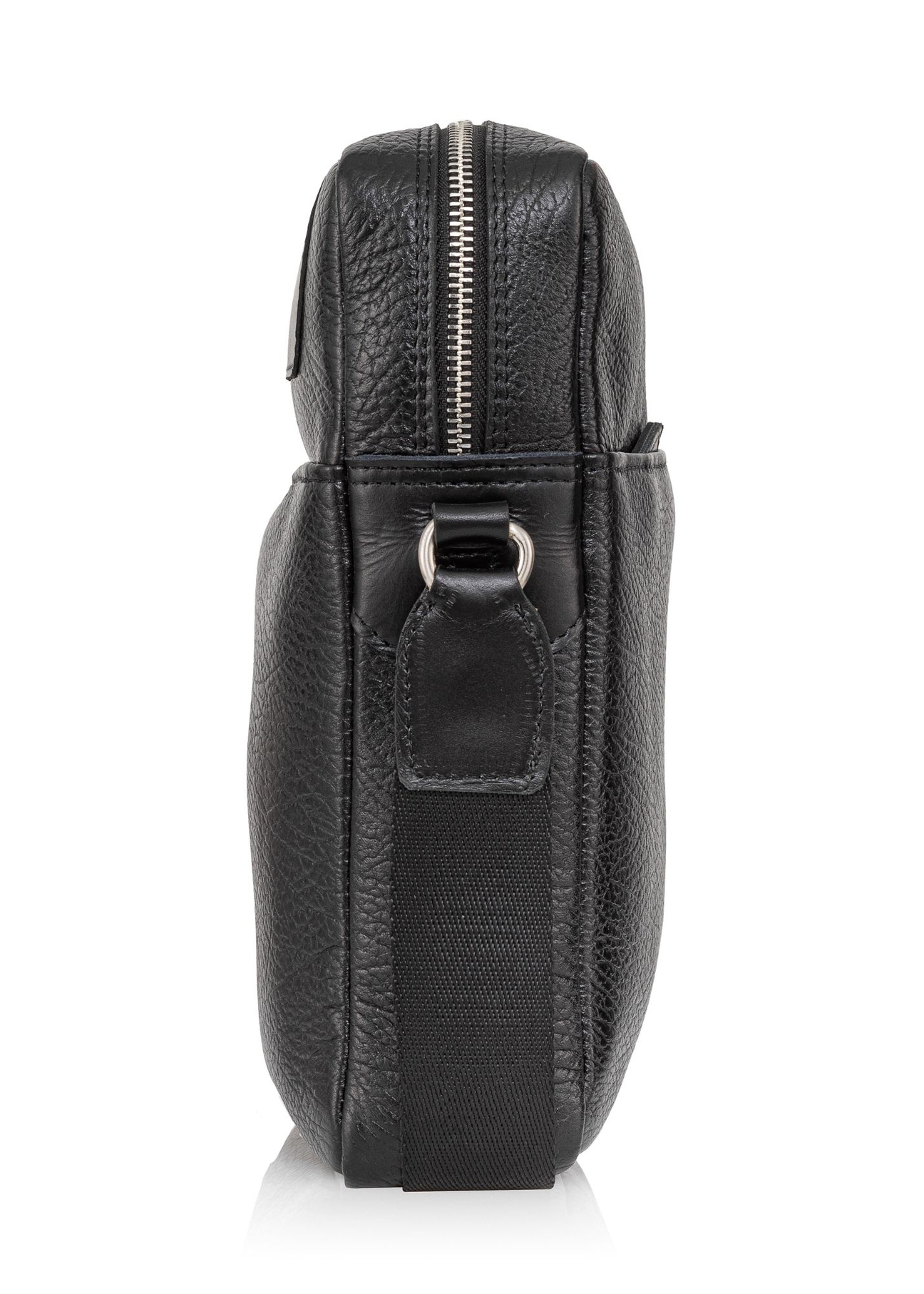 Čierna kožená pánska taška s logom TORMS-0297A-99(Z25) - bočný pohľad na produkt na bielom pozadí.