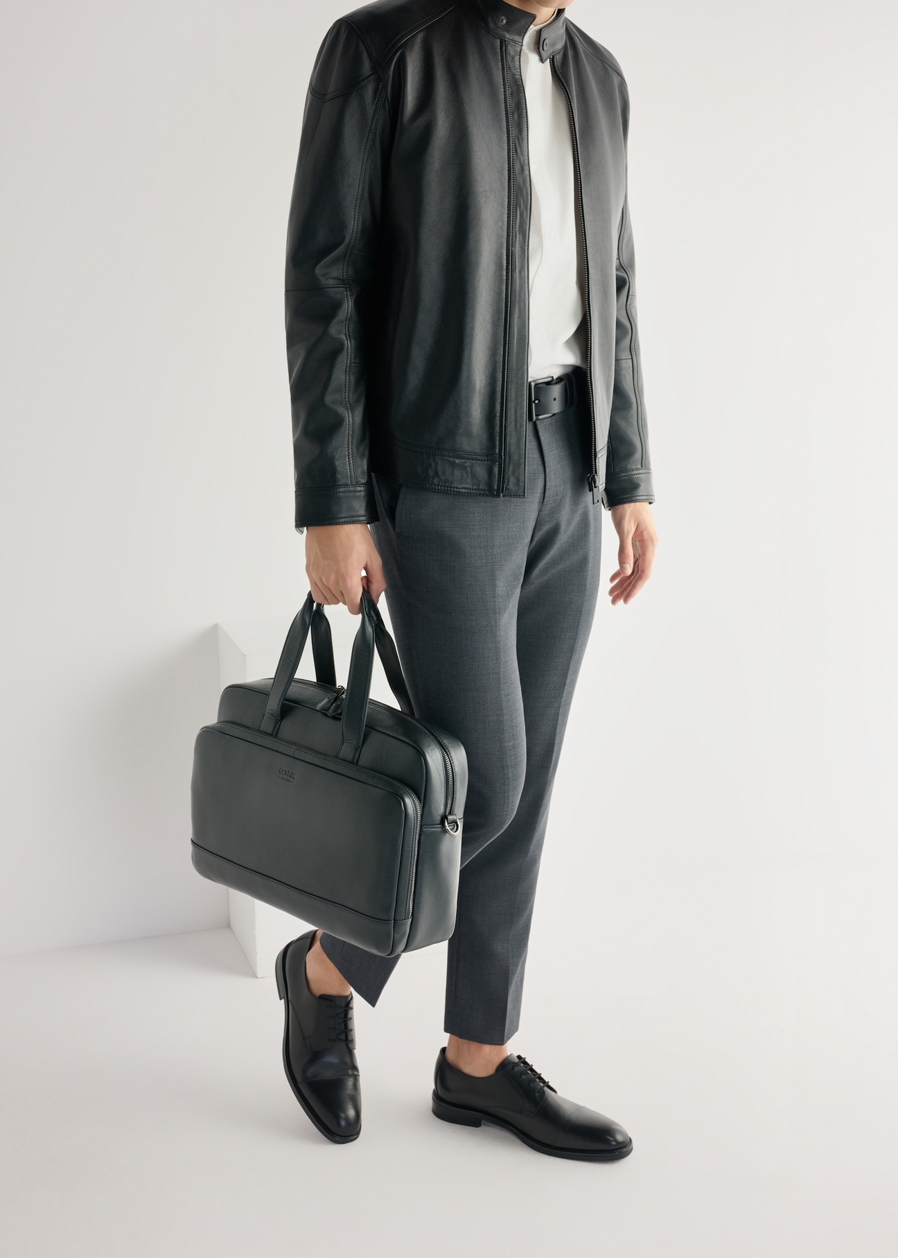 Pánske čierne kožené topánky BUTYM-0500-99(W25), bočný pohľad na produkt na nohách modelu.