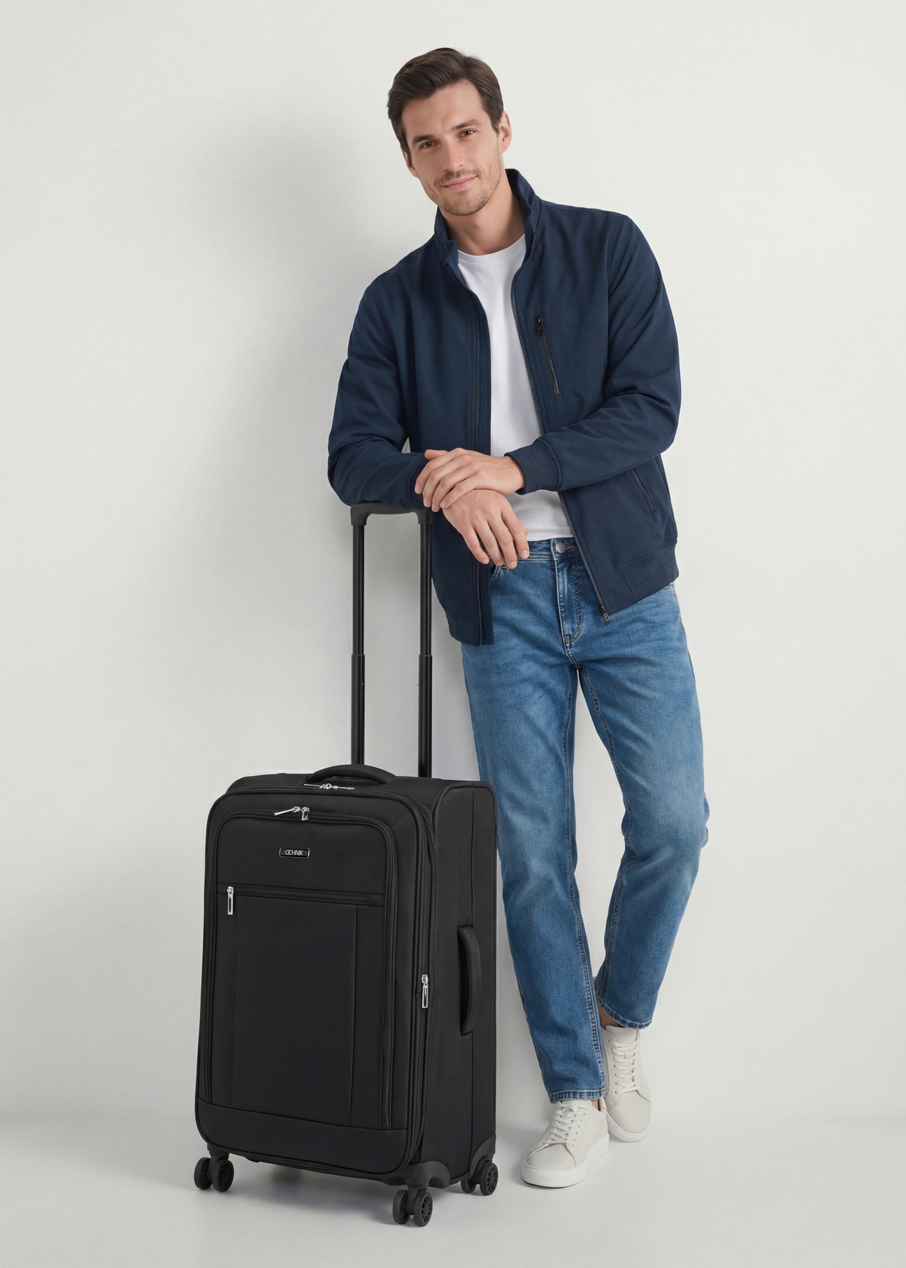 Stredný kufor na kolieskach WALNY-0046-99-24(W26), diagonálny pohľad na produkt vedľa siluety modelky.