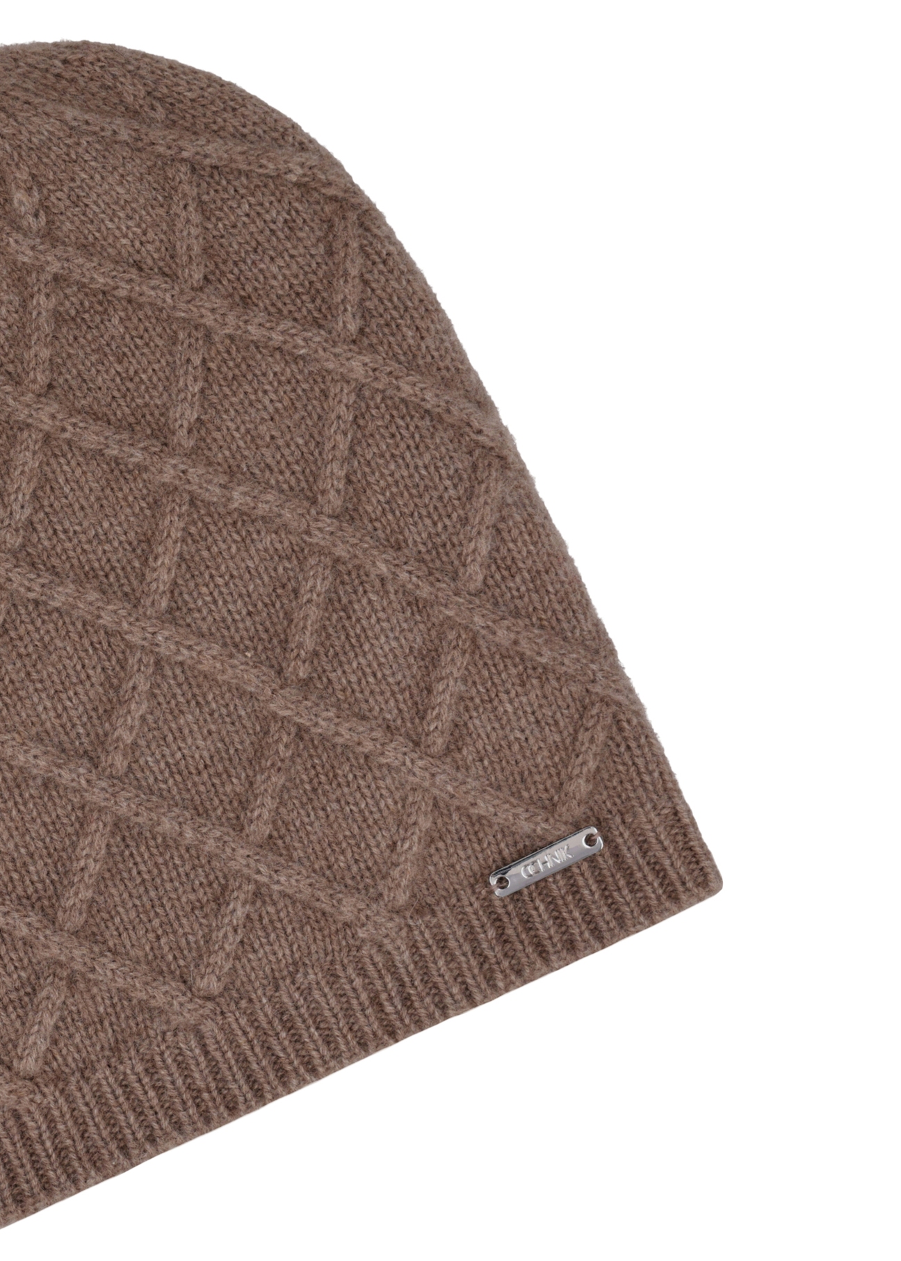 Dámsky kašmírový klobúk v tmavo béžovej farbe CZADT-0231-1K(Z26), detail produktu na bielom pozadí.