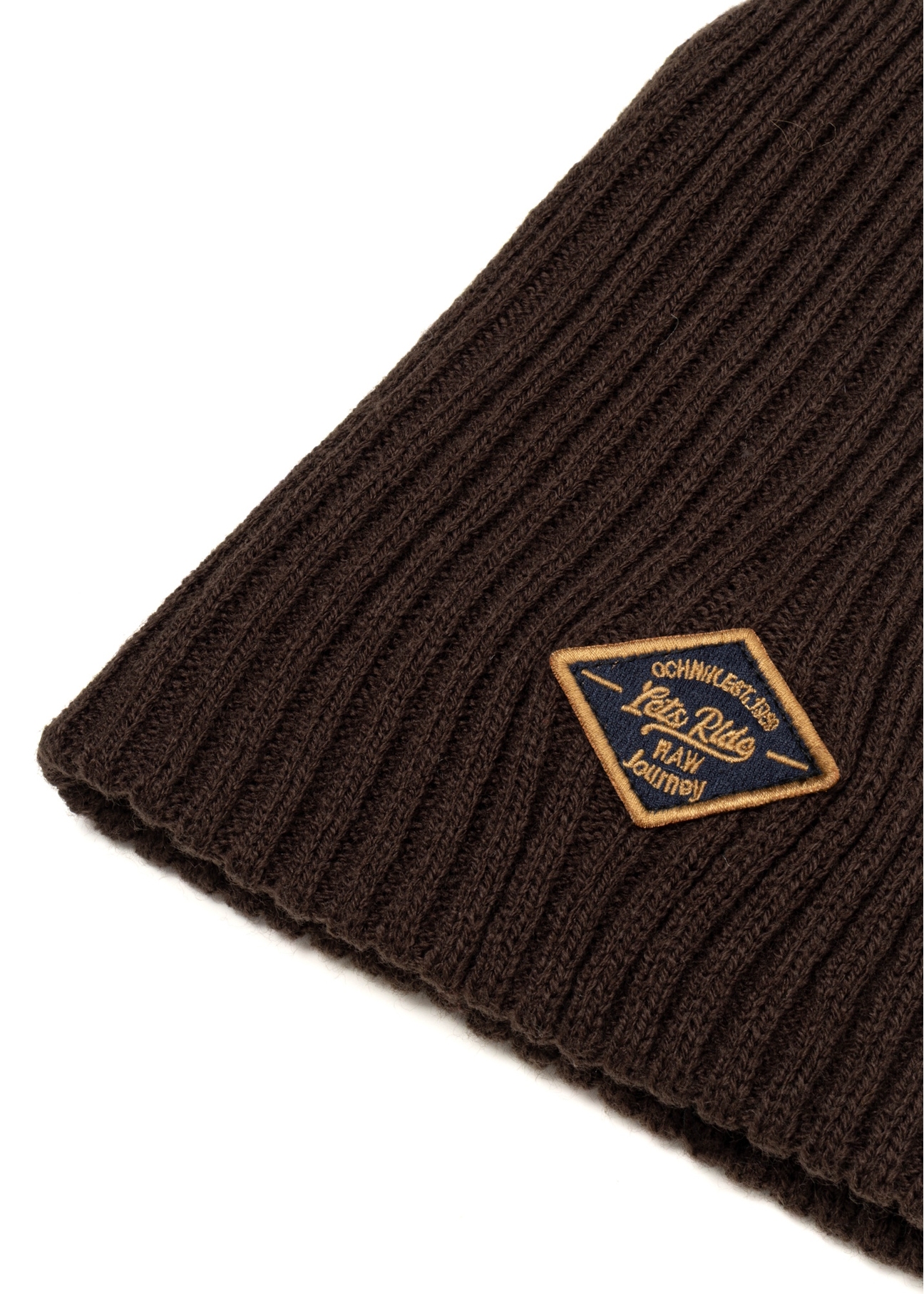 Hnedá pánska zimná čiapka CZAMT-0011-1I(Z26), detail produktu na bielom pozadí.