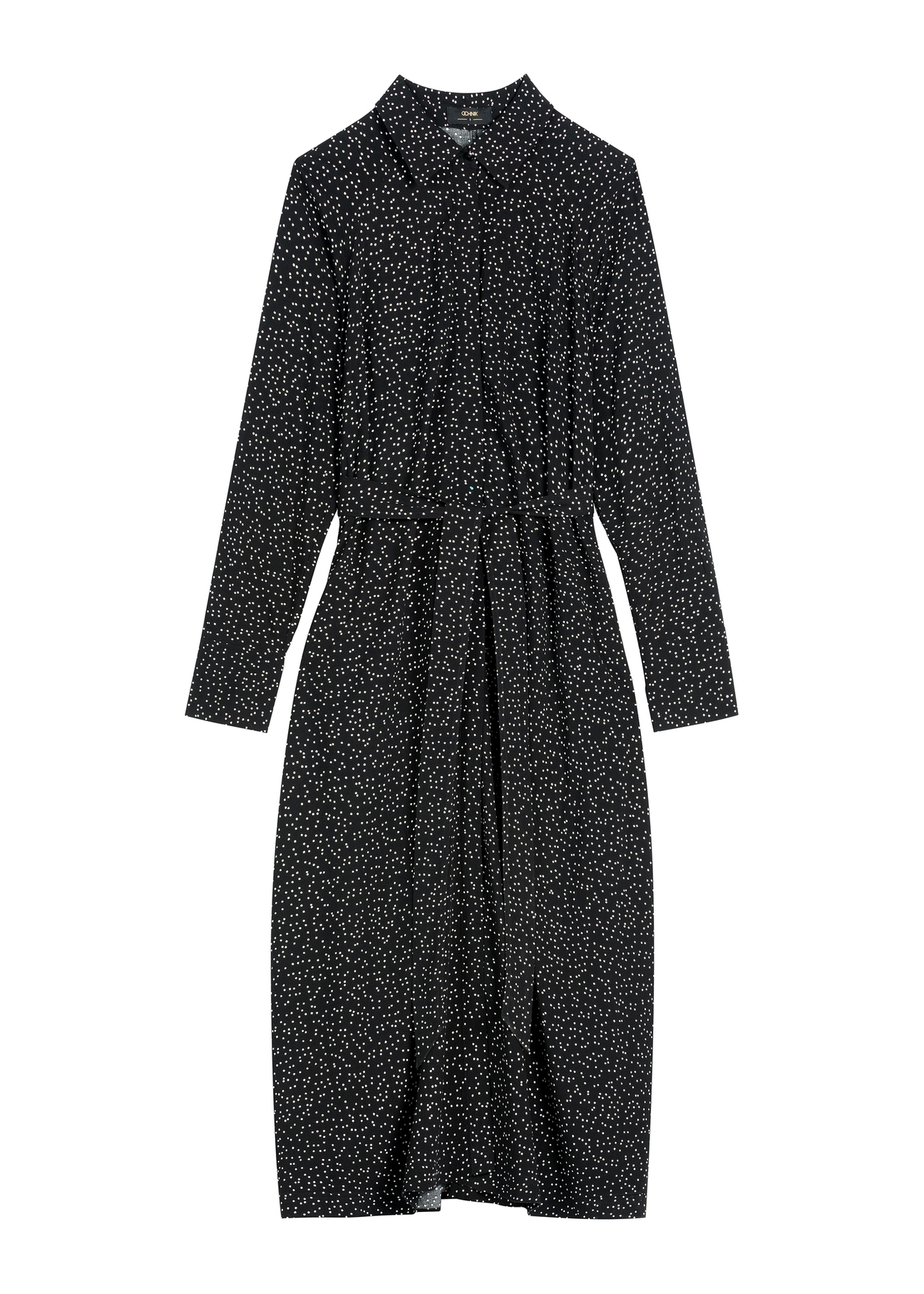 Čierne bodkované šaty SUKDT-0258-9P(W26) - pohľad spredu na produkt, na bielom pozadí.
