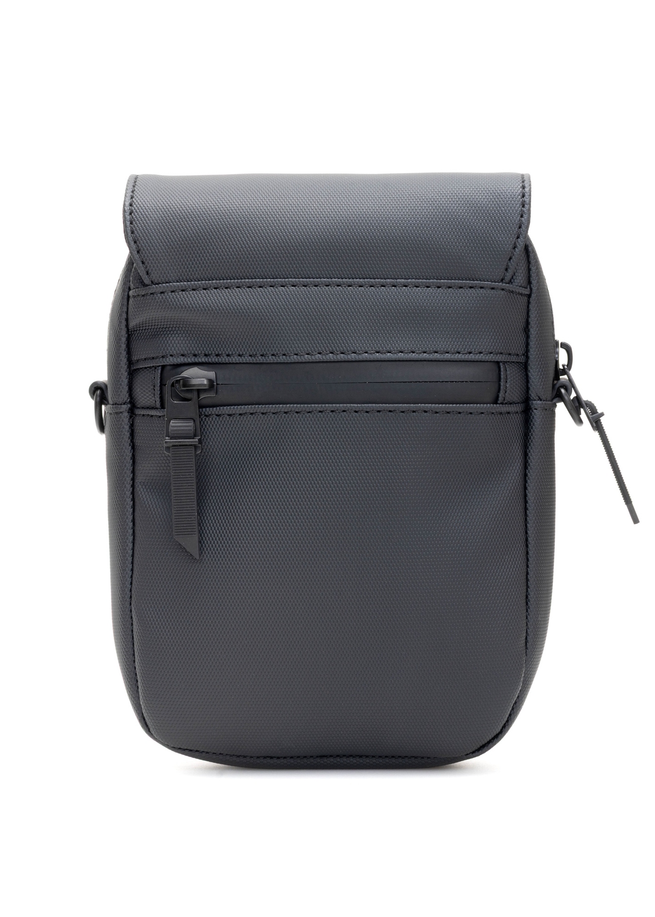 Pánska malá čierna taška cez rameno TORMN-0399-9J(W26), pohľad zozadu na produkt na bielom pozadí.