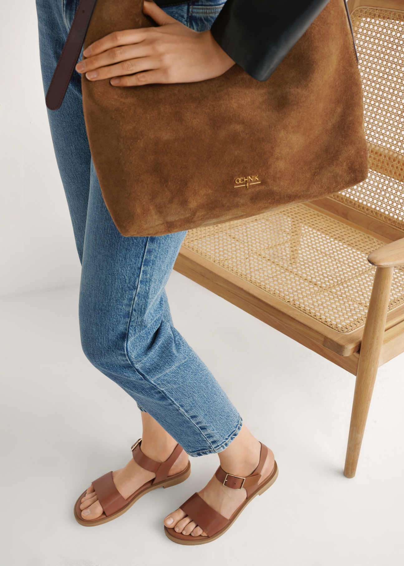 Dámske kožené sandále v koňakovej farbe BUTYD-1263-1F(W26), pohľad zhora na produkt na nohách modelky, na svetlom pozadí.