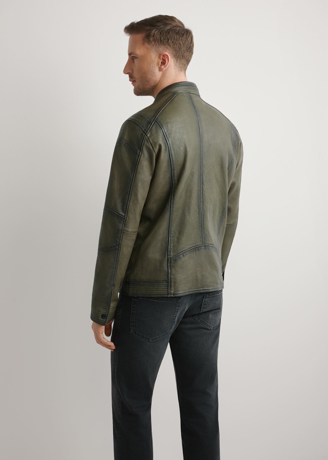 Pánska khaki kožená bunda KURMS-0403-8D(W26) - Pohľad na výrobok zozadu, modelovaný na svetlom pozadí. Viditeľná silueta po kolená.