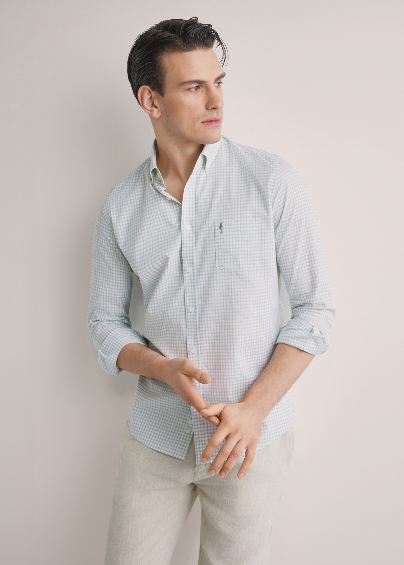 Pánska bavlnená košeľa s károvaným vzorom KOSMT-0277-8F(W26), pohľad spredu na produkt na modelke. Viditeľná polovica siluety.