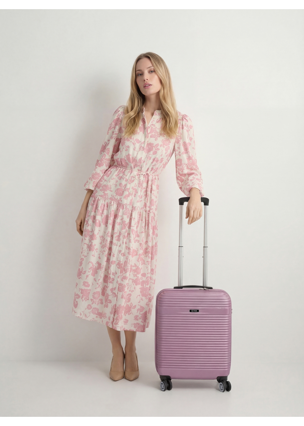 Malý kufor na kolieskach WALAB-0040-5B-19(W26), pohľad na produkt spredu vedľa modelu, viditeľná je celá silueta.