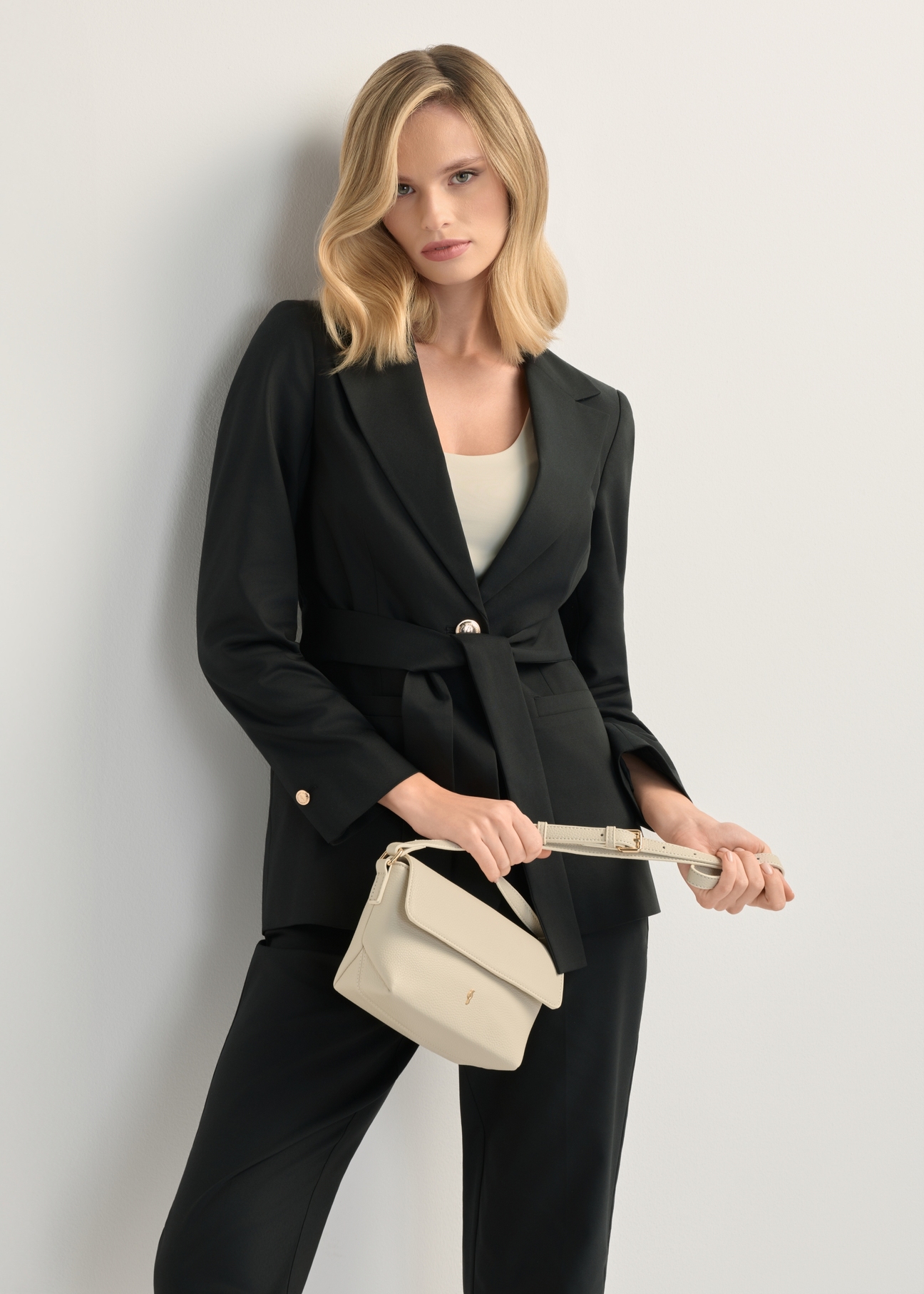 Krémová malá dámska kabelka cez rameno TOREC-0916-0B(W26), pohľad na produkt na siluete modelky.