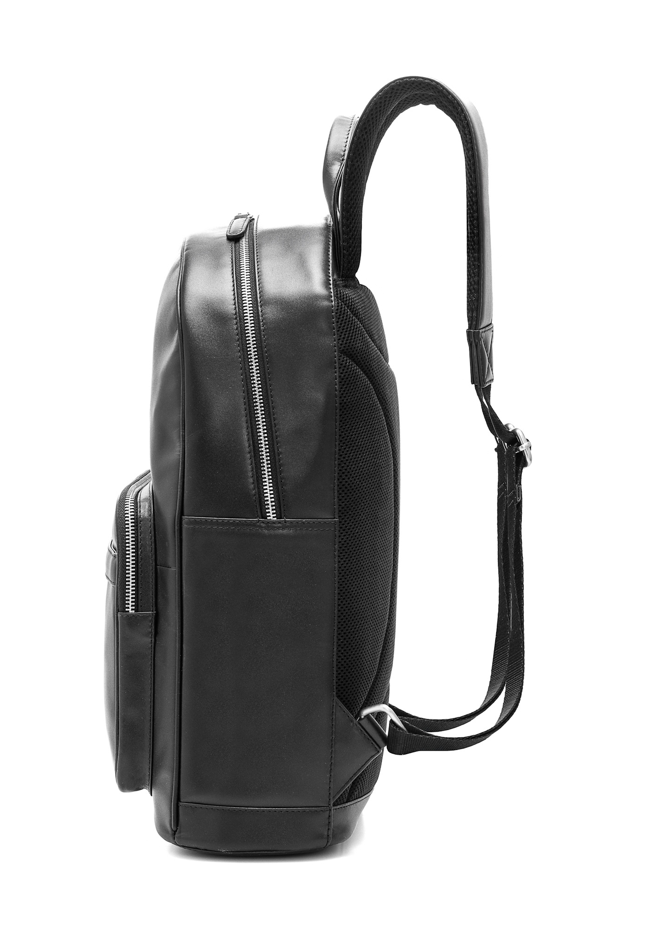 Pánsky čierny kožený batoh TORMS-0472-99(Z25), bočný pohľad na produkt na bielom pozadí.