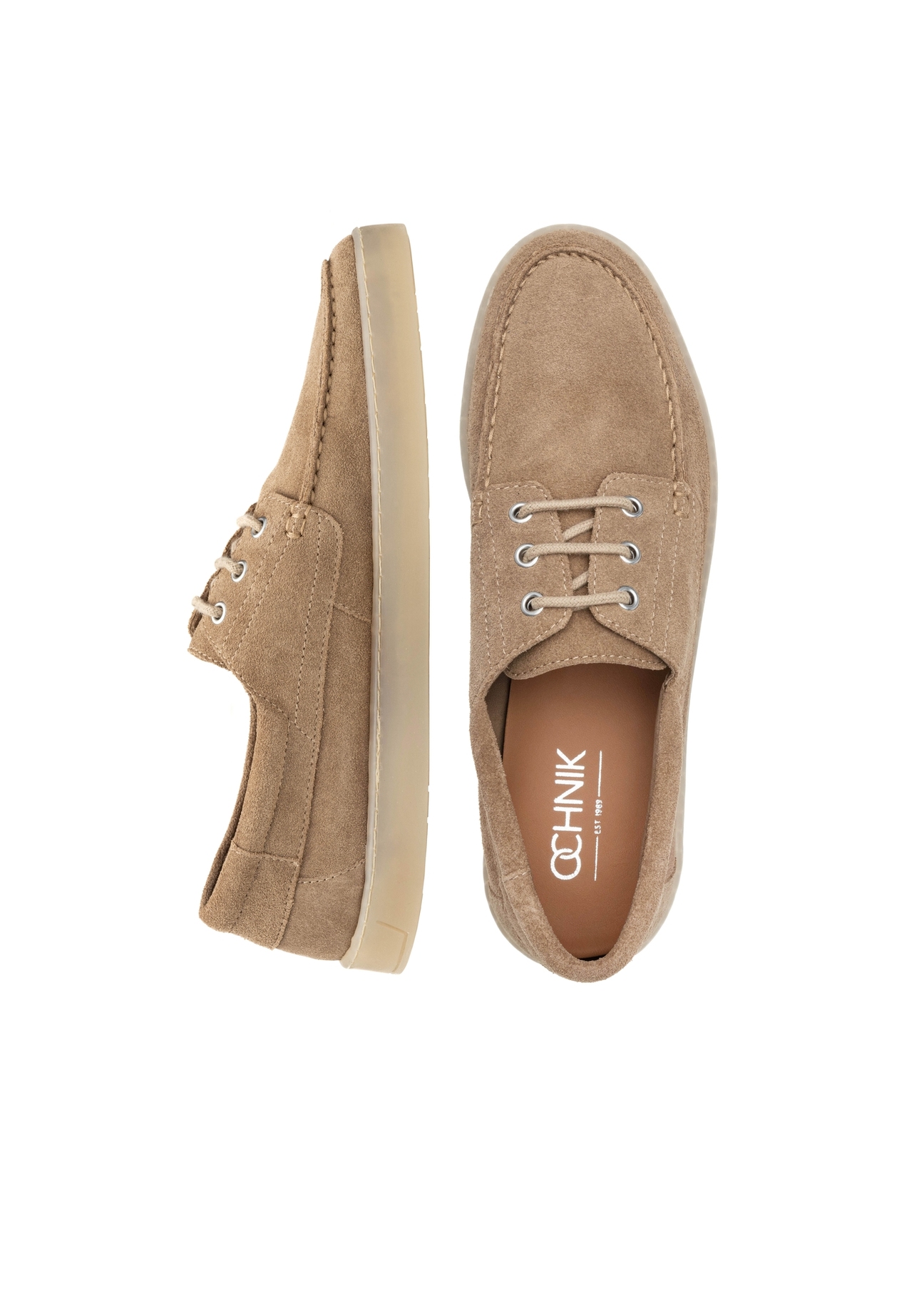 Pánske kožené topánky v chladnej béžovej farbe BUTYM-0533-1K(W26) - pohľad na produkt zhora, na bielom pozadí.