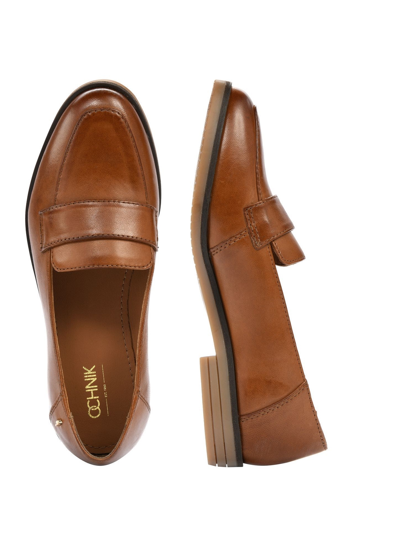 Dámske kožené mokasíny v koňakovej farbe BUTYD-1067-1F(W26), pohľad na produkt zhora na bielom podklade.
